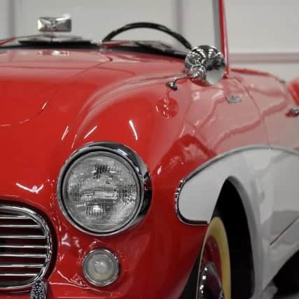 のインスタグラム：「【フェアレディZの源流】 1959年に登場した「ダットサン・フェアレデー」は、ダットサン・セダンをベースに作られたダットサン・スポーツの後継モデルで、現在のフェアレディZの源流とされています。 . ダットサン・フェアレデーは2世代まで進化し、1969年に初代フェアレディZ(S30型)となってデビュー。日産を代表するスポーツカーとして世界総販売台数55万台を達成しました。 . モデルチェンジを繰り返し、6代目となったいま。次期新型の登場が待ち遠しいですね！ . みなさんはどのモデルが好きですか？ . #motul #motuljapan #エンジンオイル #engineoil #メンテナンス #車 #車好きと繋がりたい #エンジン #バイク #バイク好きと繋がりたい #モチュール #車好き #バイク好き #オイル交換 #mactools #高性能オイル #エンジンオイル交換 #300V #300V2 #nissan #日産 #フェアレディ #フェアレディZ #fairlady #fairladyz #スポーツカー #2シーター #セダン #ダットサン #datsun」