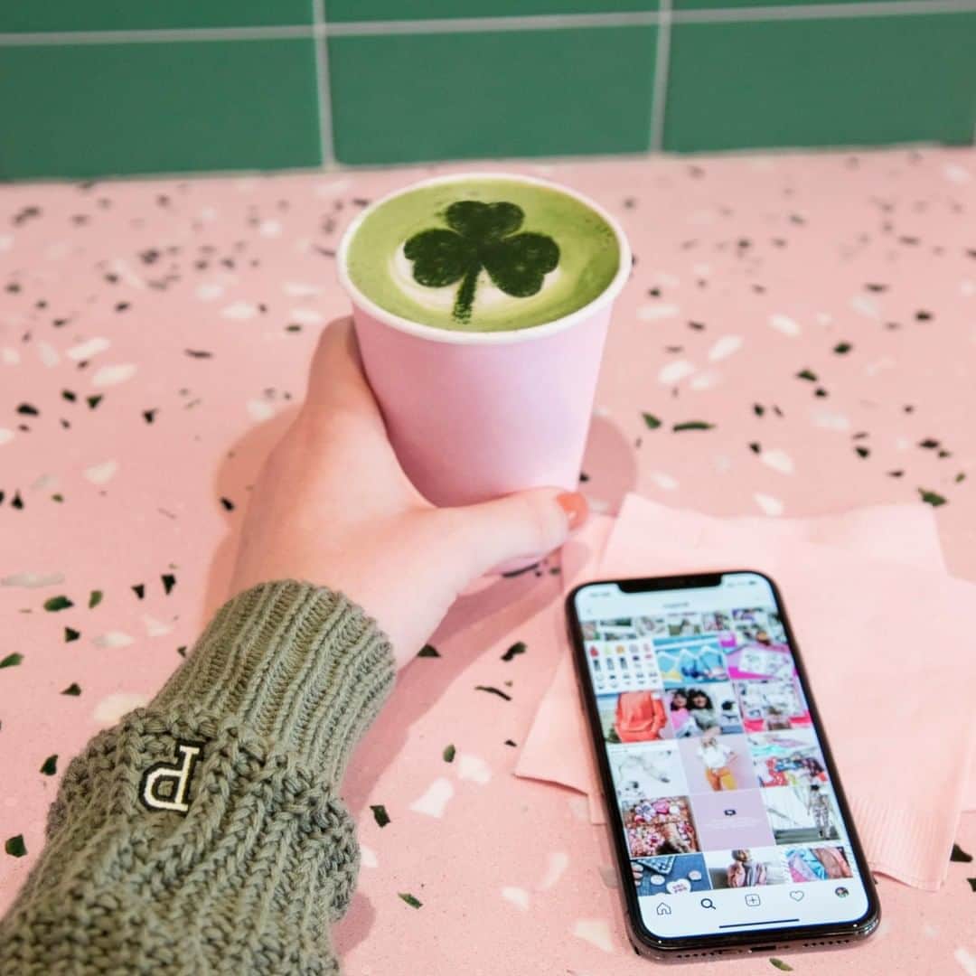 Victoria's Secret PINKさんのインスタグラム写真 - (Victoria's Secret PINKInstagram)「TAG a friend you like a latte & are lucky to have! #StPatricksDay 🍀」3月17日 22時00分 - vspink