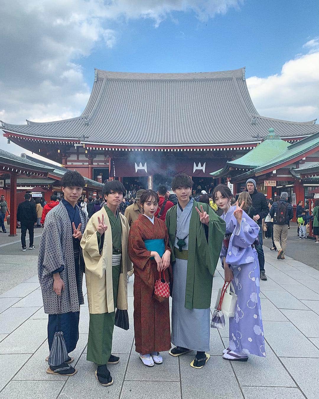 のインスタグラム：「着物で浅草👘楽しかった〜〜！ 次はまほさんはるちゃんも😚  #叔父叔母メンバー #梨花和服」