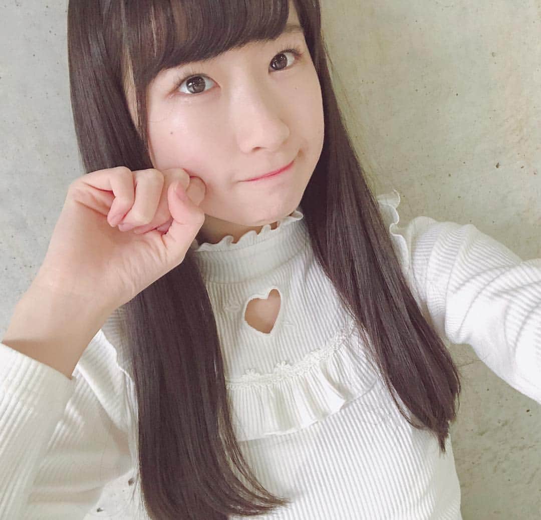 高橋七実さんのインスタグラム写真 - (高橋七実Instagram)「☺︎ ・ 握手会ありがとうございました ・ 皆様のおかげで、とても楽しい2日間を過ごすことができました💭 来てくださった方々に感謝の気持ちでいっぱいです。 ・ また次の握手会も楽しみましょう!! ・ ・ 今日の私服はこんな感じです ・ 白いトップスは#かとみな さんから頂いたものです🥰 ・ #NGT48#新潟#高橋七実  #またまた#春コーデ #加藤美南 さん #ハート」3月17日 21時54分 - nanami.t_0707