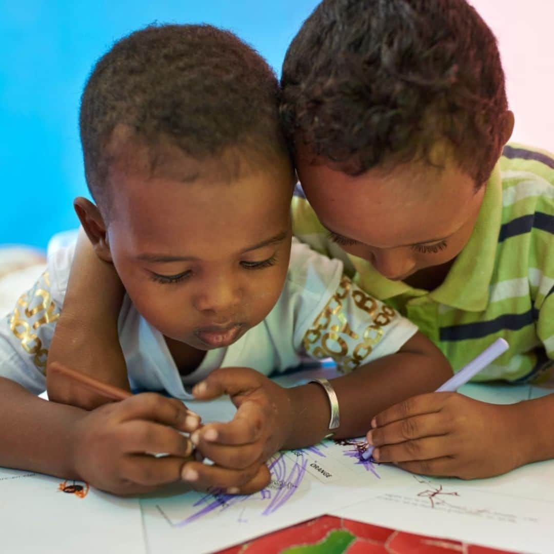 unicefさんのインスタグラム写真 - (unicefInstagram)「We get by with a little help from our friends. 🎨🖌🎵 These little ones are working together on a beautiful painting at a UNICEF-supported early childhood development centre in Djibouti. © UNICEF/UN0220425/Noorani #EarlyMomentsMatter」3月17日 21時55分 - unicef