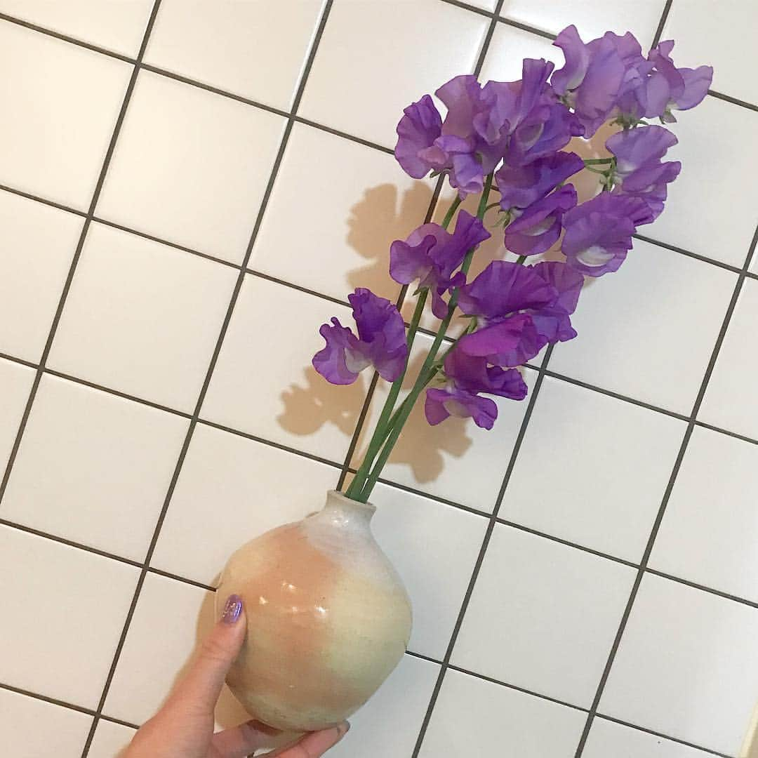 Manitasさんのインスタグラム写真 - (ManitasInstagram)「新入りのかわいい小さな花瓶と紫のスイートピー なんかきゅんときた紫のスイートピー。この花瓶にも合う〜。にやつく〜☺️💜 おうちにお花あるのとてもよいなぁ〜。しあわせだなぁ〜。 #花がある暮らし #なんかきゅんときたスイートピー #かわいいなぁ」3月17日 21時56分 - manitassssss