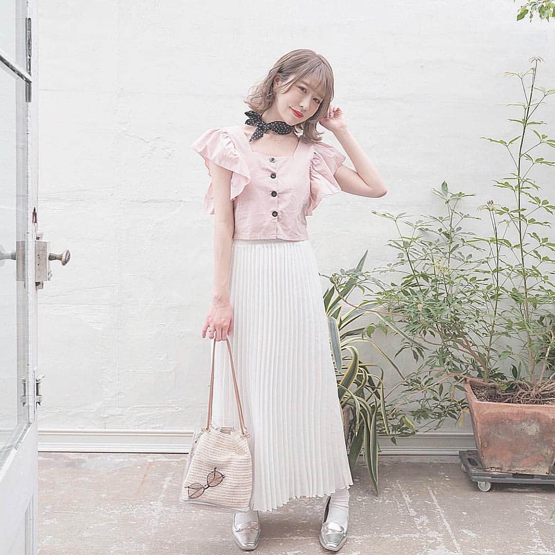 のインスタグラム：「❤︎お知らせ⠀ ⠀ 私のプロデュースしているセレクトブランド @millea_official_ が今年もラフォーレ原宿で ポップアップショップ開催します🌷♡⠀ ⠀ 4月12(金),13(土),14(日)の三日間行います☺️ 今回は新作のお洋服はもちろん、インテリア雑貨や ドライフラワー、ハンドメイドのアクセサリーや airpodsケースなど日本になかなか無いような 可愛いデザインのキュンとするものだけ セレクトして販売したいと思っています❤︎🧸⠀ ⠀ 私自身、可愛いものを見ている瞬間がすごく楽しくて 大好きで、みなさんにもキュンっとしてもらえるような 空間を作れるように頑張るので是非遊びに 来てください！！ 私も三日間店頭に立つので沢山お話もできたら 嬉しいです🥺🌼⠀ ⠀ 今日もポカポカ天気でハッピーな1日でした〜☺️⠀ ⠀ #milleacode#cest_cool#スカーフ#スカート#春コーデ#코디스타그램#코디」