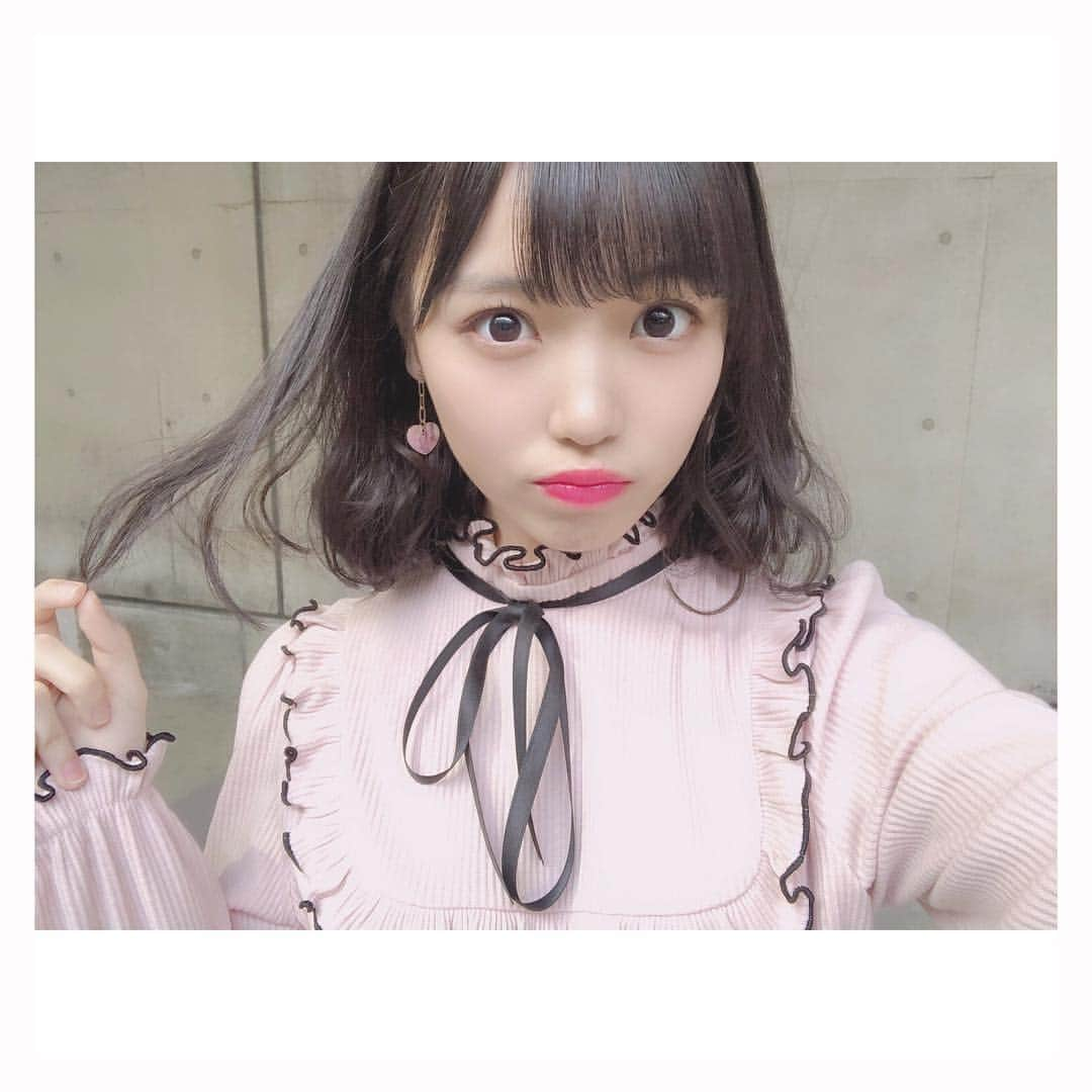 岩田陽菜さんのインスタグラム写真 - (岩田陽菜Instagram)「握手会ありがとうございました！🤝💓﻿ ﻿ 髪型を #ゆる巻き にしたよ〜 ふわふわ〜✨﻿ ﻿ #私服 は #honeycinnamon だよ〜💗﻿ ﻿ 袖とか #フリル いっぱい🥺💓﻿ ﻿ ﻿ ﻿ #STU48 #岩田陽菜 #自撮り﻿ ﻿ #ピンク #黒  #ハート #イヤリング ﻿ #ロブ #ヘアアレンジ ﻿」3月17日 21時57分 - hina_naso_stu48