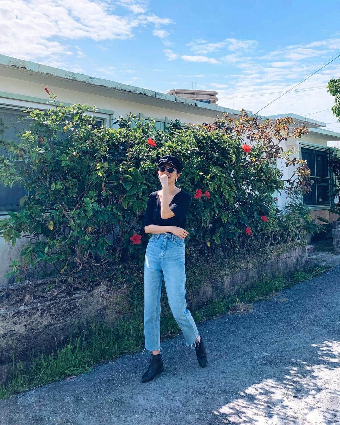 ALISA MATSUMURAさんのインスタグラム写真 - (ALISA MATSUMURAInstagram)「Style:) keep it simple…😎 . 今日はお天気だった🌺 . lunchは @yuinaushio に 何回も連れてきてもらった 鳥そばいしぐふーへ😋 . 安定の美味しさでした👏 . 写真はいしぐーふのお店の 周りがとってもタイプで撮った📸 今日はほんっとにマンガのことしか起きなくて 終始ゆかと笑ってました😀😀 . あと来週やっとiPhoneカバーとwalletが @RULAH_official で 販売できるのでうれしい📱❤️ . あー、ほんっとに笑った。。 . #RULAHコーデ#RULAH_official#デニム#TシャツはRULAHオリジル#沖縄#OKINAWA#浦添市#す」3月17日 21時57分 - alisa_raw