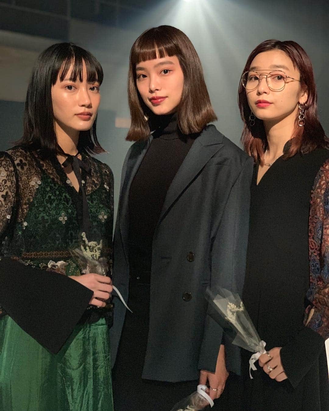 WWDジャパンさんのインスタグラム写真 - (WWDジャパンInstagram)「【イベント取材】18日からスタートする東コレに先駆け、「ミューラル」が2019-20年秋冬のショーを開催しました。フロントローにはブランドの2019年春夏コレクションを着こなした美女が集結し、今季も華やかです。﻿ ﻿ 1.﻿ 人気ガールズヒップホップユニット、スダンナユズユリーの須田アンナさん、武部柚那さん、YURINOさんの姿も！クールなイメージのメンバーですが、2019年春夏コレクションをカッコ可愛く着こなしています﻿ ﻿ 2.﻿ 横田ひかるさんは2019年春夏コレクションの刺しゅうのアイテムで全身をそろえた華やかなスタイリングです！﻿ ﻿ 3.﻿ 浦浜アリサさんはスリットが入ったコートとハイウエストパンツをクールに着こなしていました！﻿ ﻿ 4.﻿ kurumiさんは「ミューラル」のワンピースに自身のブランドのスリットパンツを合わせたスタイリングでした😍﻿ ﻿ 5.﻿ モデルの高瀬真奈さんと椎名美月さんをキャッチ！色違いでおそろいのワンピースが2人共お似合いです😍﻿ ﻿ 6.﻿ 甲斐まりかさん、植村麻由さん、浅井なつみさんも来場！リモニュームの花を持ってパチリ📸﻿ ﻿ 7.﻿ 花之枝しほりさんは肩の部分から少し肌が見えるトップスにレースのスカートをスタイリング。大人な雰囲気です🌹﻿ ﻿ 8.﻿ 雑誌「東京カレンダー」の人気動画、“港区おじさん”の主役の“由美ちゃん”もキャッチ😍 さすが港区女子代表の由美ちゃん、六本木（ショー会場は六本木）は庭のようです！今日も日中は動画の撮影をしていたそう。﻿ ﻿ 9.﻿ モデルの小森リオさんは「ミューラル」のワインレッドのコートを主役に、秋冬らしい色合いでまとめたスタイリングが素敵です🍷﻿ ﻿ #MURRAL #スダンナユズユリー #須田アンナ #武部柚那 #YURINO #横田ひかる #浦浜アリサ #kurumi #高瀬真奈 #椎名美月 #甲斐まりか #植村麻由 #浅井なつみ #花之枝しほり #小森リオ #emu #留奥麻依子」3月17日 22時09分 - wwd_jp