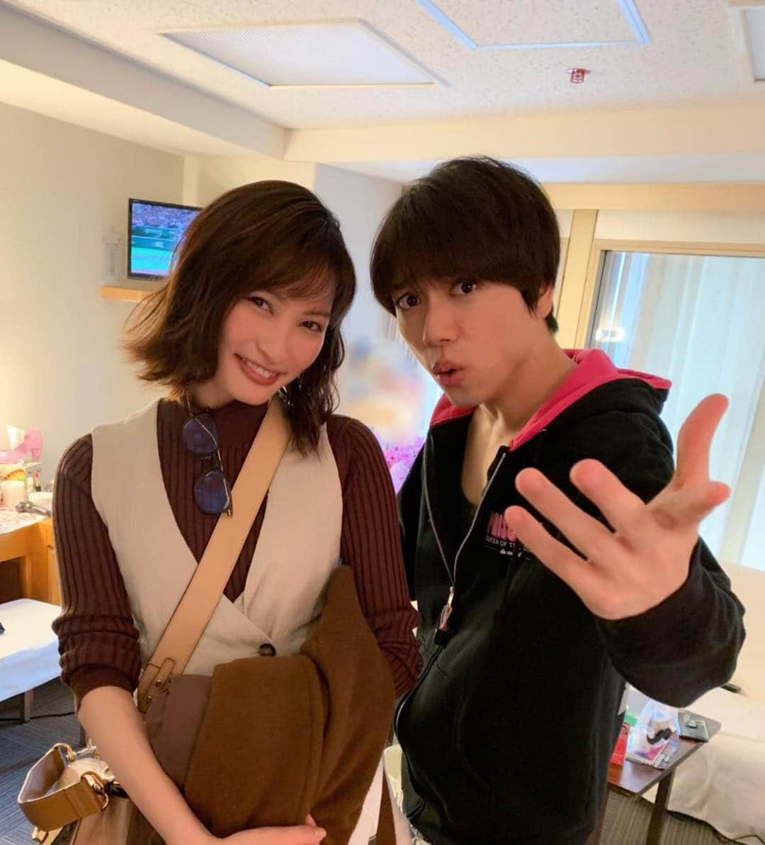 山崎育三郎さんのインスタグラム写真 - (山崎育三郎Instagram)「みよ吉がきてくれましたー！  助六のすの字もないって言われたけど、とっても楽しんでくれたみたいです！  そして、夜はゆうすけとはるまがきてくれました！  キンキーも絶賛稽古中みたい。  久しぶりの再会に楽屋で乾杯しました＾＾ #プリシラ #大政絢 #三浦春馬 #遠山裕介」3月17日 22時09分 - ikusaburo_yamazaki