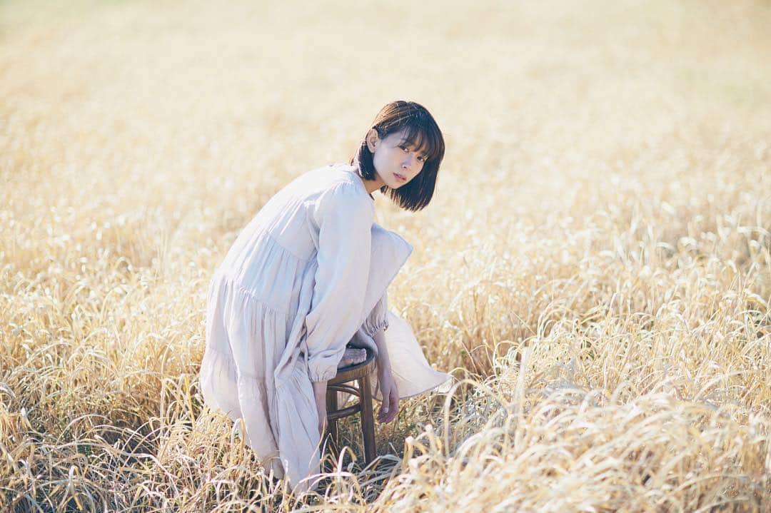吹越ともみさんのインスタグラム写真 - (吹越ともみInstagram)「最後は、春のすすき。と椅子。 と、オフショットのもろもろ。🌾 ㅤㅤㅤㅤㅤㅤㅤㅤㅤㅤㅤㅤㅤ 椅子に座って、またどこかに出没したいです。 ( あなたの街にも〜〜、、👻) ㅤㅤㅤㅤㅤㅤㅤㅤㅤㅤㅤㅤㅤ ㅤㅤㅤㅤㅤㅤㅤㅤㅤㅤㅤㅤㅤ #spring#photo#photography#camera#椅子物語#🌾#🌾#🌾」3月17日 22時11分 - fukitomo