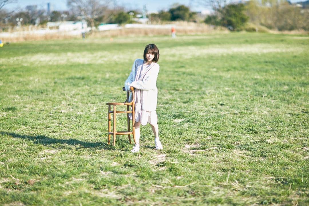 吹越ともみさんのインスタグラム写真 - (吹越ともみInstagram)「最後は、春のすすき。と椅子。 と、オフショットのもろもろ。🌾 ㅤㅤㅤㅤㅤㅤㅤㅤㅤㅤㅤㅤㅤ 椅子に座って、またどこかに出没したいです。 ( あなたの街にも〜〜、、👻) ㅤㅤㅤㅤㅤㅤㅤㅤㅤㅤㅤㅤㅤ ㅤㅤㅤㅤㅤㅤㅤㅤㅤㅤㅤㅤㅤ #spring#photo#photography#camera#椅子物語#🌾#🌾#🌾」3月17日 22時11分 - fukitomo