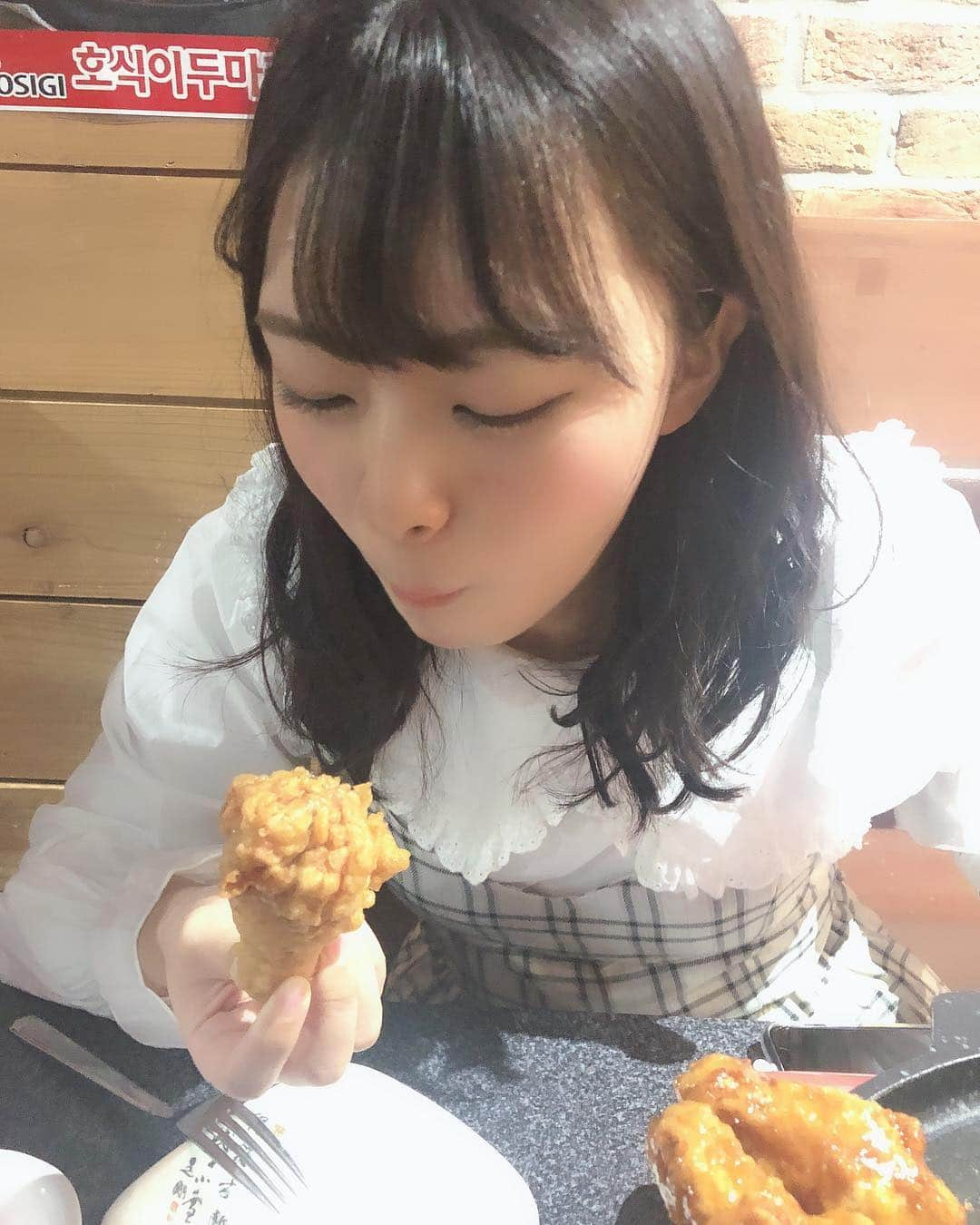 山田菜々さんのインスタグラム写真 - (山田菜々Instagram)「すぐに胸焼けしたけれど☺︎ 初の #グッネチキン 美味しかった😎❤︎ 現役高校生はすごいですな👏🏻 昔ならいっぱい食べられたのに🤭 そりゃそうか、もうすぐ27だ😨 え、わたし27になるのか！😇 #新大久保」3月17日 22時01分 - tannana.yamada