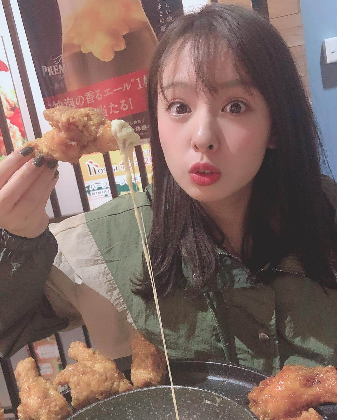 山田菜々さんのインスタグラム写真 - (山田菜々Instagram)「すぐに胸焼けしたけれど☺︎ 初の #グッネチキン 美味しかった😎❤︎ 現役高校生はすごいですな👏🏻 昔ならいっぱい食べられたのに🤭 そりゃそうか、もうすぐ27だ😨 え、わたし27になるのか！😇 #新大久保」3月17日 22時01分 - tannana.yamada