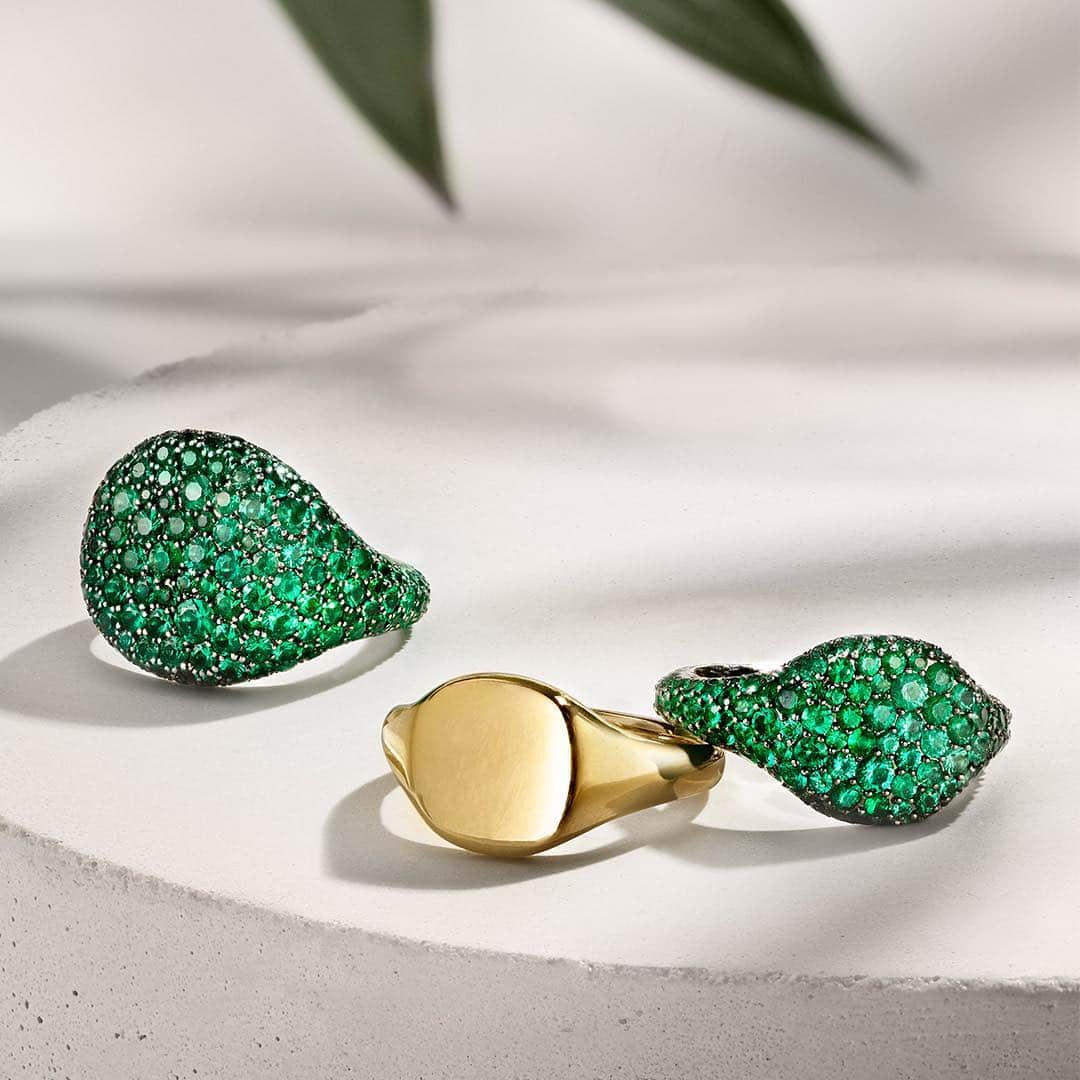 デビッドヤーマンさんのインスタグラム写真 - (デビッドヤーマンInstagram)「Pure luck 🍀 •  One of nature’s most precious gifts, emeralds are better than a pot of gold. Visit our bio link to explore designs featuring this brilliant green gemstone. • #StPatricksDay #DavidYurman」3月17日 22時02分 - davidyurman