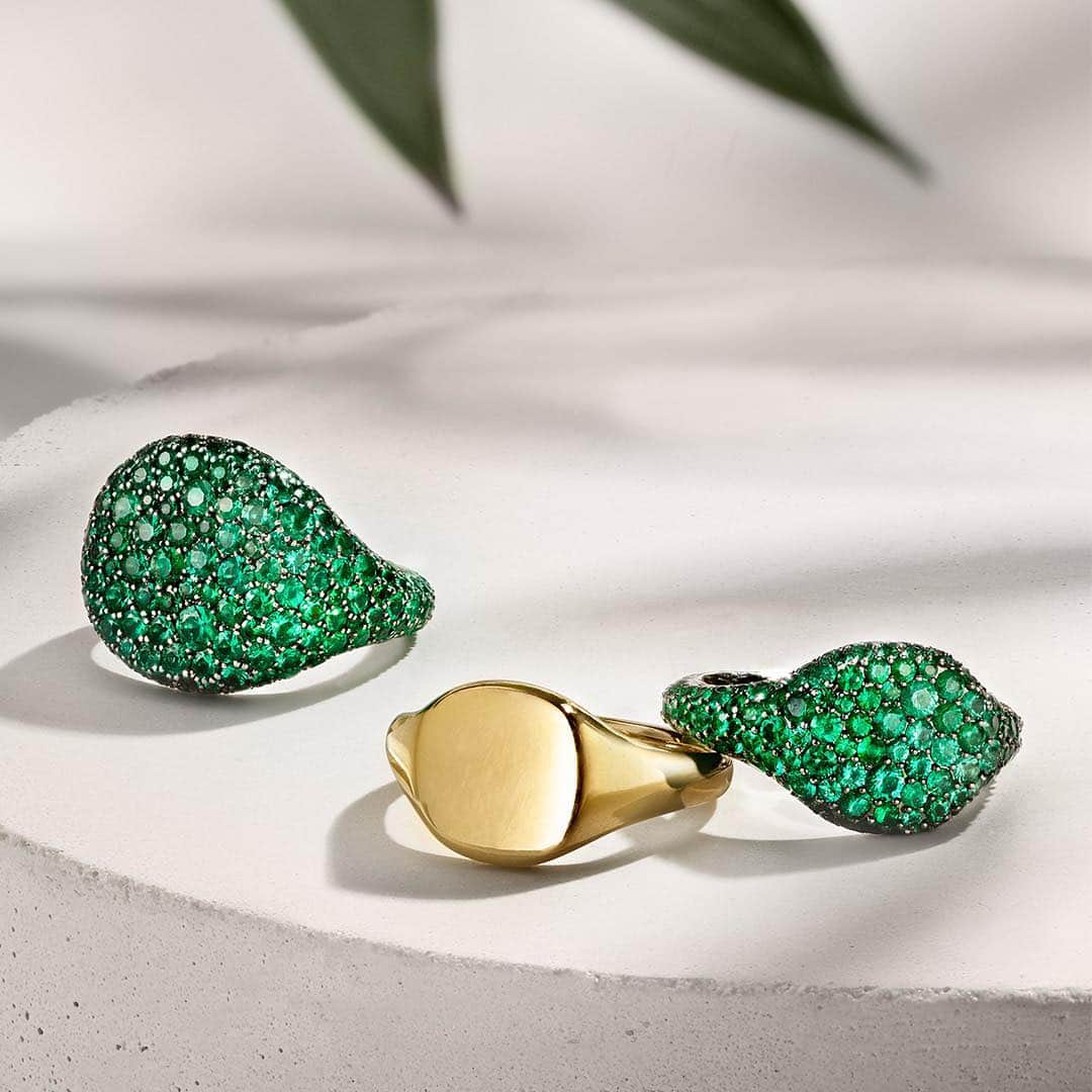 デビッドヤーマンのインスタグラム：「Pure luck 🍀 •  One of nature’s most precious gifts, emeralds are better than a pot of gold. Visit our bio link to explore designs featuring this brilliant green gemstone. • #StPatricksDay #DavidYurman」
