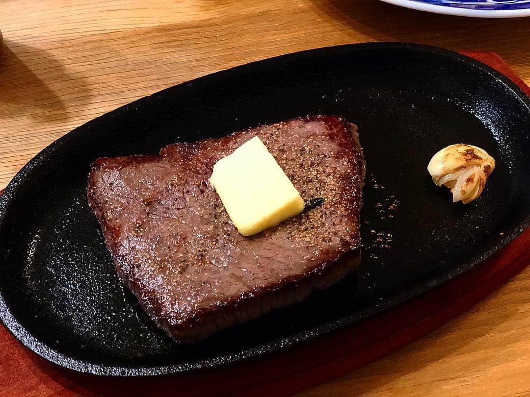 平田薫さんのインスタグラム写真 - (平田薫Instagram)「ステーキプレートをゲットしております。 もう何回かこのプレートでステーキ食べてみたよ。なかなかいいです。 買うのは割引になった肉ばっかだけど、それでもちょっと奮発したお肉だと尚、美味しい。うむ。 付け合わせはニンニクのみ！旦那さんが焼いてくれますた。  #どシンプル#ニンニクが#最高#ステーキ#焼きたがる」3月17日 22時03分 - hiratakaoru1215