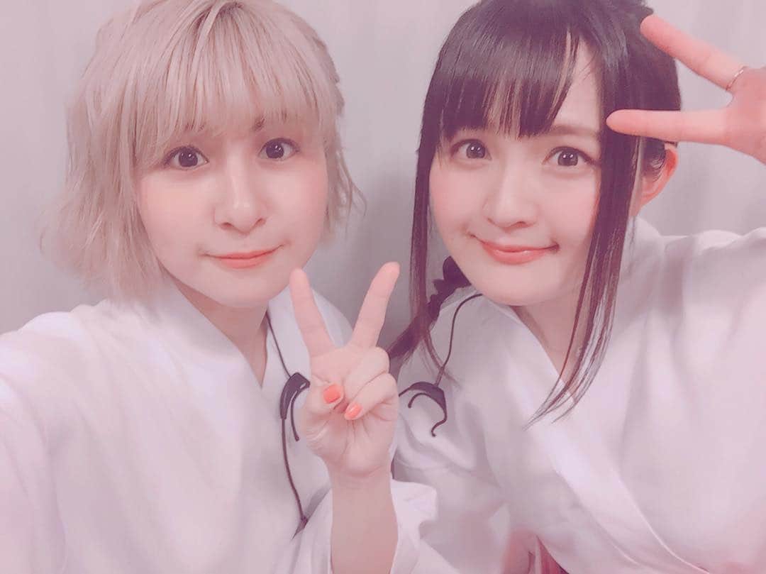 吉田有里のインスタグラム：「西神社⛩イベント、４周年だヨ！ありが10巻！にお越し下さった皆さま、 ありがとうございました！！ お渡し会の時沢山の人に「お疲れ様でした！」って労ってもらっちゃった！ありがとうございます！ 西さんにはいつも以上におんぶに抱っこで、スタッフさんにもたくさん気遣って頂いて、 吉田ずっと甘えっぱなしでした。 終わってから西さんに思いっきり抱きつきました。 うちの先輩は、超かっこいいぞーー！！！！✨✨ 西神社、これからも頑張りますので、たくさんの人に楽しんでもらえたら嬉しいです。 #西神社 #西明日香 さん #吉田有里」