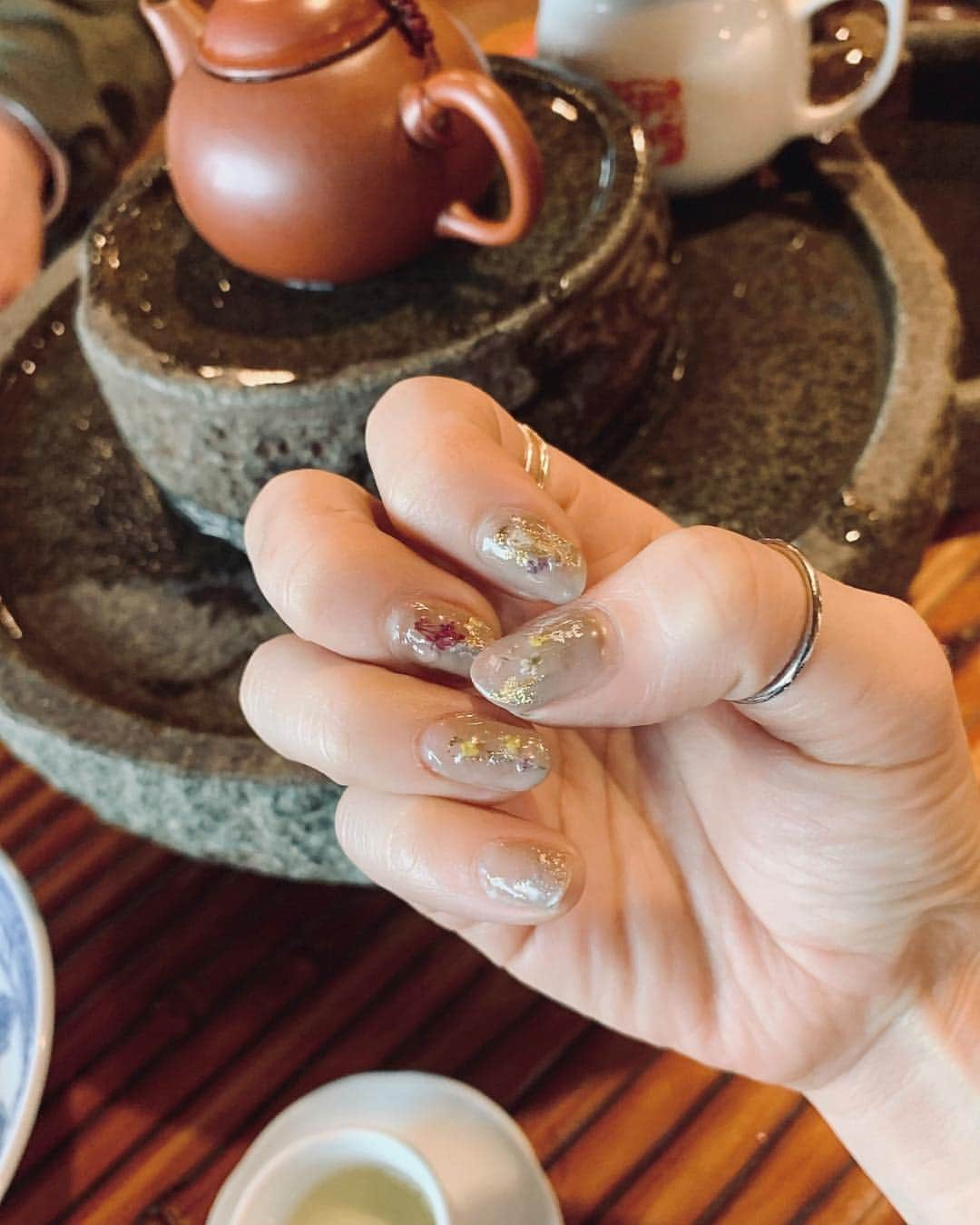 山下奈々美のインスタグラム：「ニューセルフネイル💅 台湾を意識？して やってみたかった #押し花ネイル にチャレンジ🌸 ・ #セルフネイル #selfnail  #newnail#おしばなネイル #nail#taiwan#台湾#flowernail」