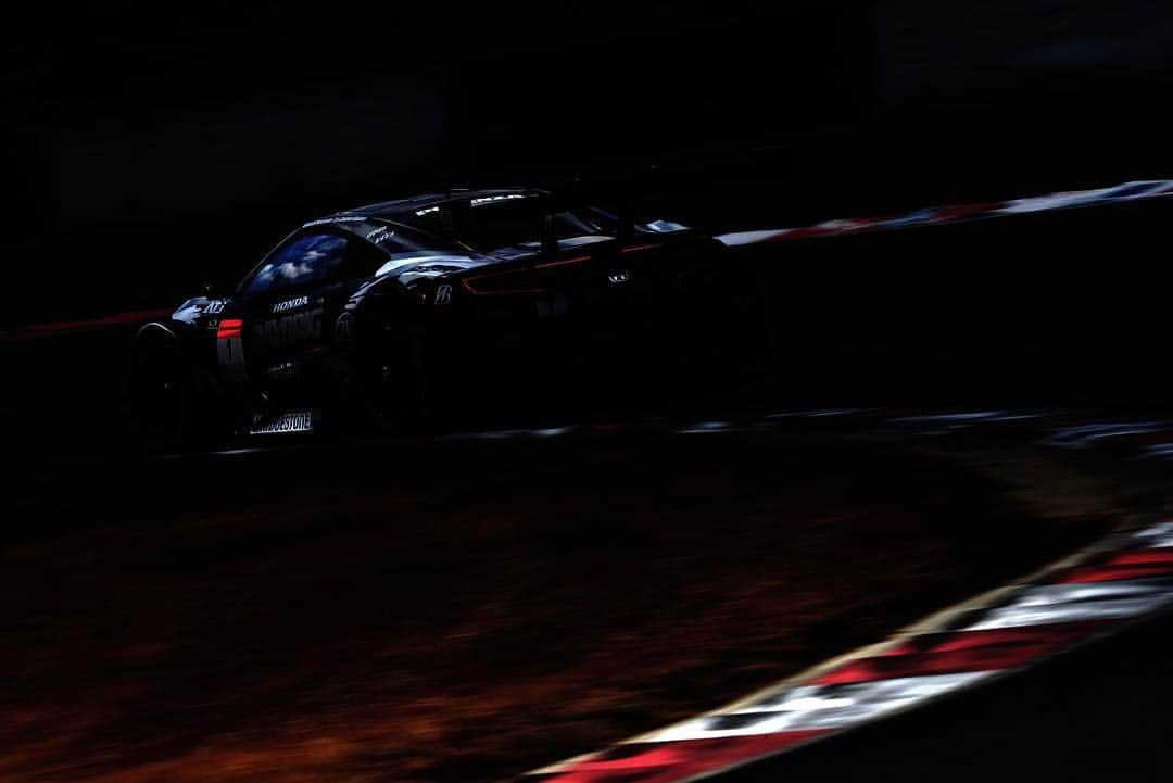 ジェンソン・バトンさんのインスタグラム写真 - (ジェンソン・バトンInstagram)「Loving the moody shots from the Okayama official test this weekend. 📸by @shigeyoshi_male . . . . . . . . . . . . #supergt #honda #nsx #1 #100 #teamkunimitsu #raybrig #alpinestars #santandercycles #arai #araihelmets #baylisandharding #okayama」3月17日 22時05分 - jensonbutton