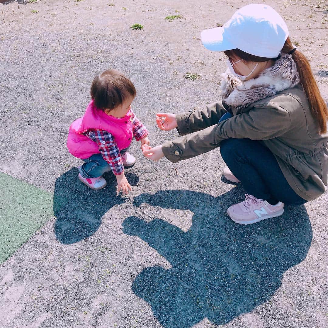 佐藤もも子のインスタグラム：「#公園デート#日向ぼっこ #赤ちゃん #一歳半 #平和 #ぽかぽか #日曜日 #砂遊び」