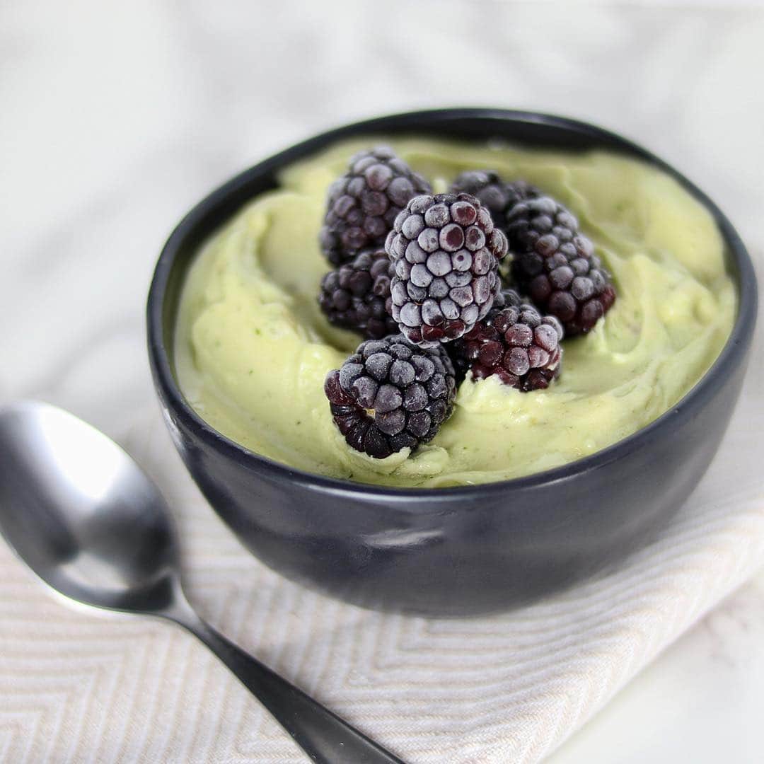 Yonanasさんのインスタグラム写真 - (YonanasInstagram)「💚You're in luck! This yummy bowl of Green Tea Yonanas "ice cream" is so healthy you can eat it for breakfast! ⁣⠀ ⠀ Matcha is super ingredient that is extremely rich in antioxidants with a kick of caffeine. The only other ingredient is bananas. No added sugar or dairy!⠀ ⁣⠀ SWIPE to see how we made it. Just sprinkle two frozen bananas with 1 tsp matcha green tea powder and run them through your Yonanas!⁣⠀ ⁣⠀ Recipe link is in our profile.⁣⠀」3月17日 22時06分 - yonanas