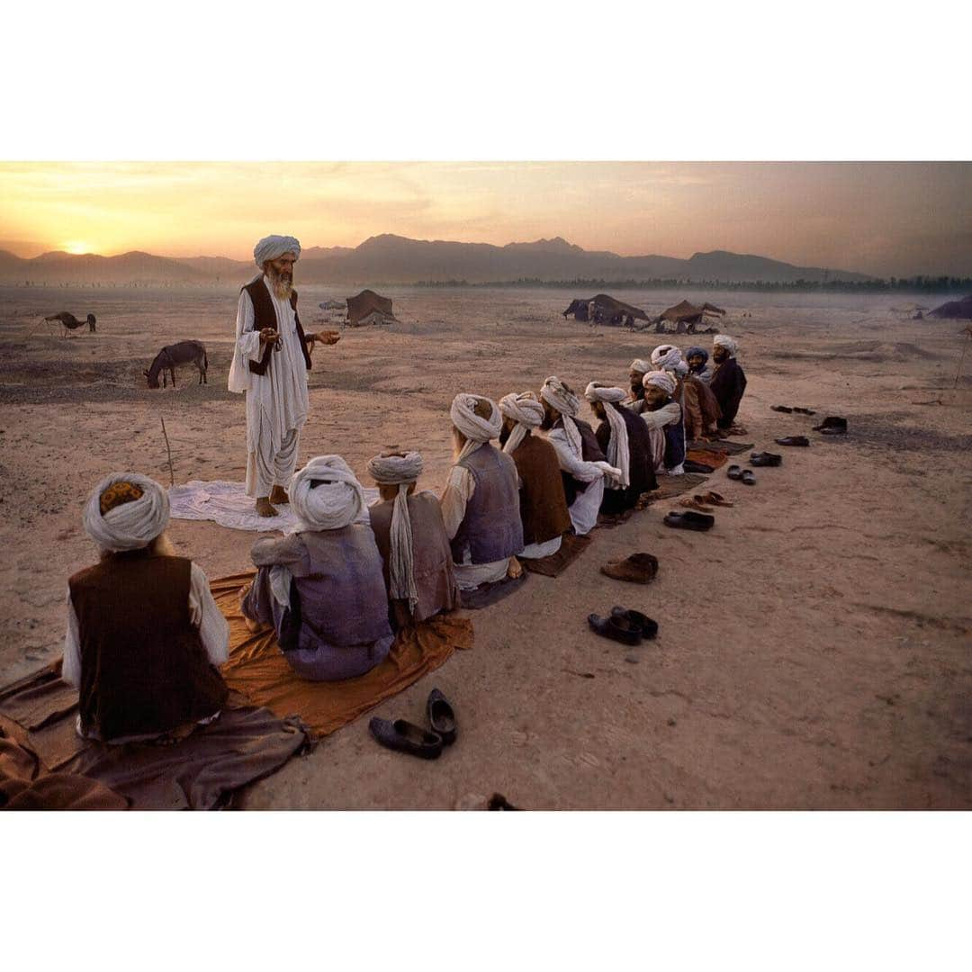 スティーブ・マカリーさんのインスタグラム写真 - (スティーブ・マカリーInstagram)「In a scene that has changed little in hundreds of years, these Afghan refugees are performing the sunset prayer: Salt Al-Maghrib. As dusk falls over the region, the red glow spreads out from the mountains. #Peshawar, #Pakistan, 1984.」3月17日 22時06分 - stevemccurryofficial