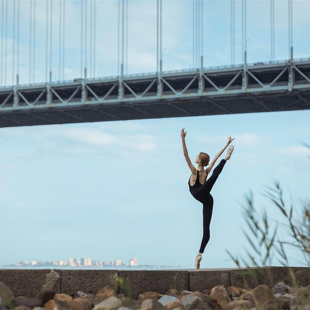 ballerina projectさんのインスタグラム写真 - (ballerina projectInstagram)「Sarah Scandrett in New York City. #ballerina - @sarah.stt #fortwadsworth #verrazanobridge #statenisland #newyorkcity #brooklyn #ballerinaproject #ballerinaproject_ #ballet #dance #pointe #sarahscandrett  The Ballerina Project book is now available for pre-order. Go to @ballerinaprojectbook for pre-order link and info. #ballerinaprojectbook Large format limited edition prints available for purchase at the link in our profile.」3月17日 22時07分 - ballerinaproject_