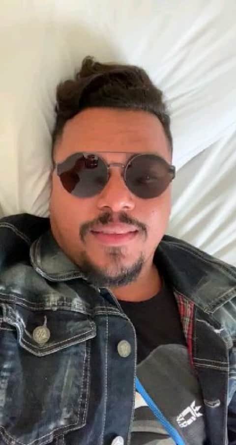 のインスタグラム：「Acabou, mas não acabou!!! 😂 Galera, dia 4 de maio, no #KmDeVantagensHall no Rio de Janeiro, vamos estrear a nova tour do @sorrisomaroto #TourSm3 #SorrisoMarotoAoCuboAoVivoEmCores e eu quero saber quais musicas além das inéditas como: Escondido dos Seus Pais, Reprise, Me arrependi, 50x, Teoria e Prática... O que mais vocês gostariam de ver no show do Sorriso. Escreva aqui nos comentários, tá bom? Vou usar essas mini férias pra por as ideias em prática 😀💣E fazer um mega show pra vocês. ❤️」