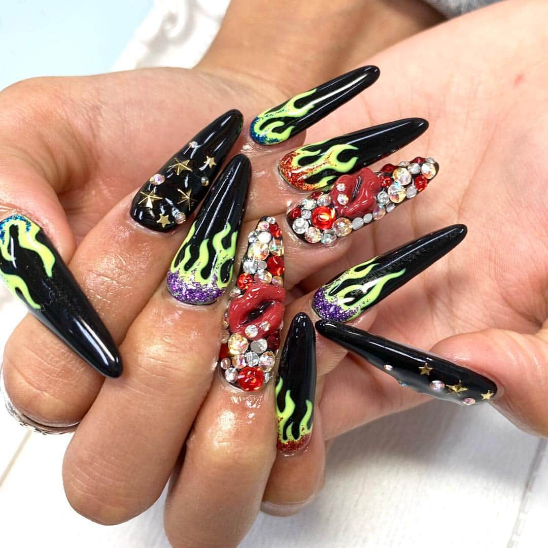 石垣千菜美さんのインスタグラム写真 - (石垣千菜美Instagram)「New  nail💅 ファイヤーネイル🔥 3Dで唇も入れてもらった💋  あやかちゃんありがとう😊 お店の詳細はこちら 👇 color's blue 渋谷店 @colors_blue_nail  担当♡おおの (Twitter@‪@colors_ayaka)‬ . ロングタイムのメニューは早めにご予約をお勧めしてます🌟 . color's渋谷店のご予約は電話予約かホットペッパーのネット予約で♪ ☎︎ 03-6225-0343 . #colors #colorsblu #渋谷カラーズ #ネイルサロン #nailsalon #colors #colorsblue#渋谷 #スワロフスキー #bluenails  #pearlnails  #nails #nailstagram #naildesign #ネイル#美甲店 #네일 #美甲#スカルプ」3月17日 22時18分 - chi_nami.1108