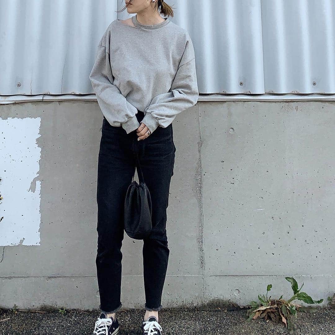 Mie Kawanoのインスタグラム：「時系列が変になっとるけど 髪切る前のpic𓂃𓂂 首元のデザインが可愛い @dholic_official のtops𓇼 ___________________________________________ #dholic #dholicsnap #theshinzone #ct70 #fillthebill #coordinate #code #mamacode #コーデ #コーディネート #ママコード #instagood #instafashion」