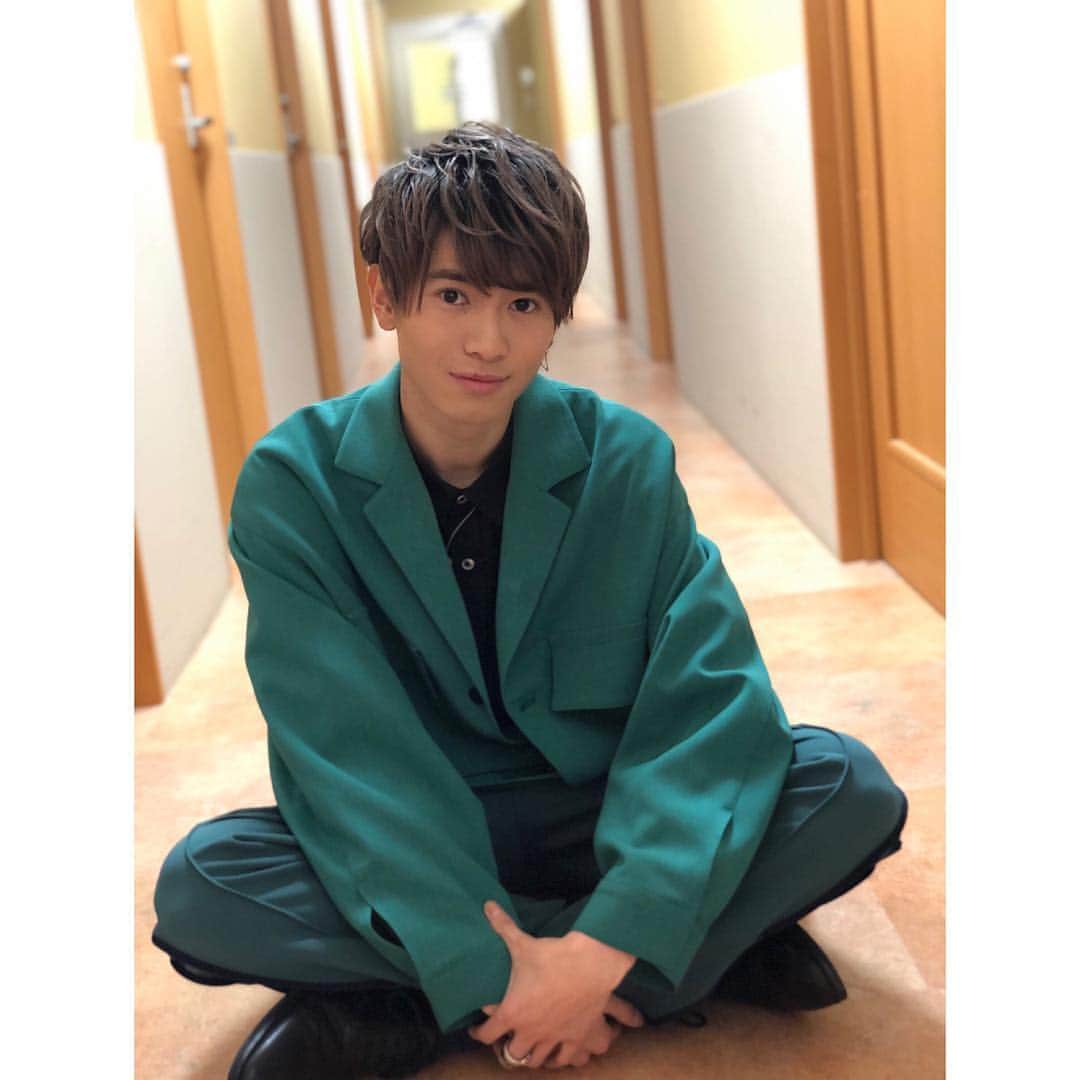 岡田鷹斗のインスタグラム：「最近ポートレートでの撮影が 多めの僕であります。 ・ ・ ・ 撮影者→ @katsuking_0221 ・ ・ ・ 3日間ありがとうございました☆  #NEVAGIVEUP #DANCEVOCAL #IDOL #MEN #portrait #FASHION #LOVEME #PHOTO #KING #FACE #ネバギブ #ダンスボーカル #アイドル #イケメン #服装 #フォローお願いします #写真  #グレーアッシュ #岡田鷹斗 #ポートレート」