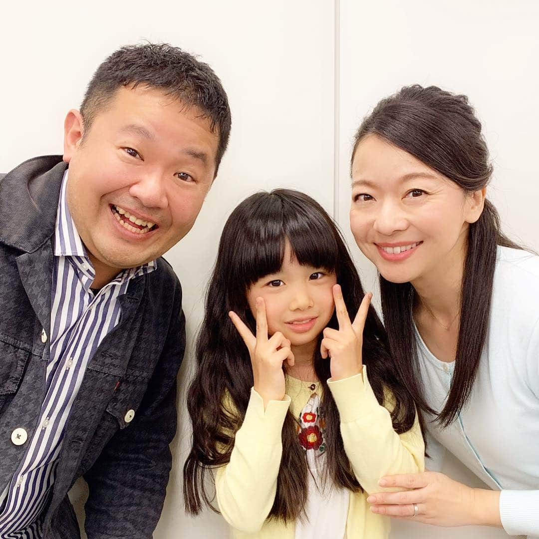 結城さなえさんのインスタグラム写真 - (結城さなえInstagram)「クランクアップの日でした✨ 子役ちゃんが待ち時間にキャンディの包み紙で折ってくれた小さな鶴💕 娘よ、可愛いすぎるぞー😍 癒されました〜。 皆さま、お疲れ様でした！ ☆ #撮影 #娘 役ちゃん #7歳 #かわいい #折り紙 #鶴 #またまた #南野真一郎 さん #お世話になりました #お疲れ様でした」3月17日 22時13分 - yuukisanae