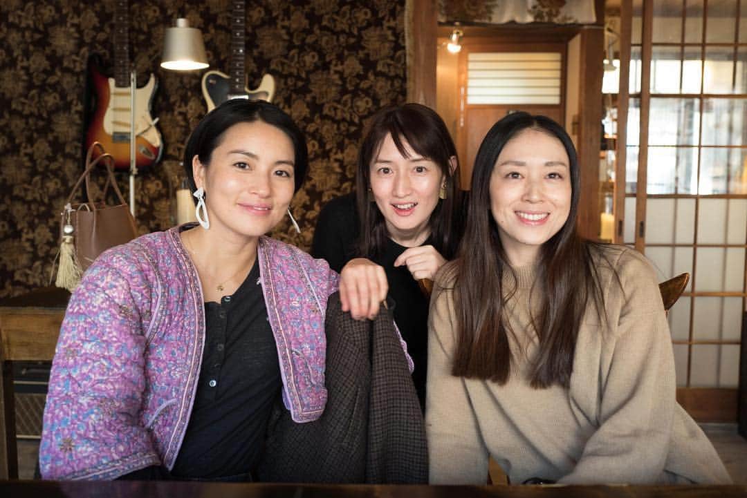 桃生亜希子のインスタグラム：「久々にこのメンバーで恒例のお泊りNight at my house 🏡 朝までチーズ🧀とワイン🍾で笑いまくりの夜を過ごした😂  リラックスし過ぎ、楽し過ぎの週末❤️🙏 #ありがとう #次は温泉で」