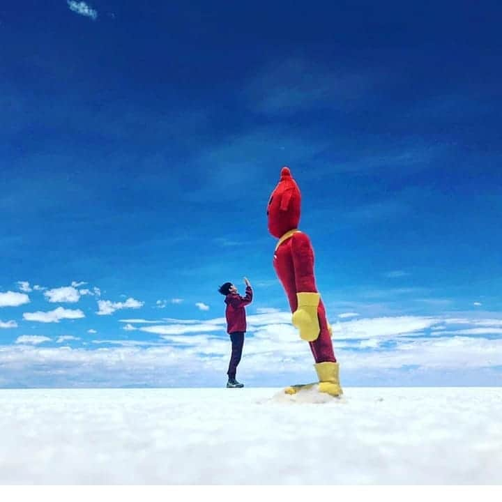 福山雅治さんのインスタグラム写真 - (福山雅治Instagram)「地底人ラジオの収録中、ウユニ塩湖にて巨地底人に遭遇。福  #Bolivia #ウユニ塩湖 #SalardeUyuni #NHK  #Hotspots #ホットスポット #地底人ラジオ収録中」3月17日 22時13分 - masaharu_fukuyama_official