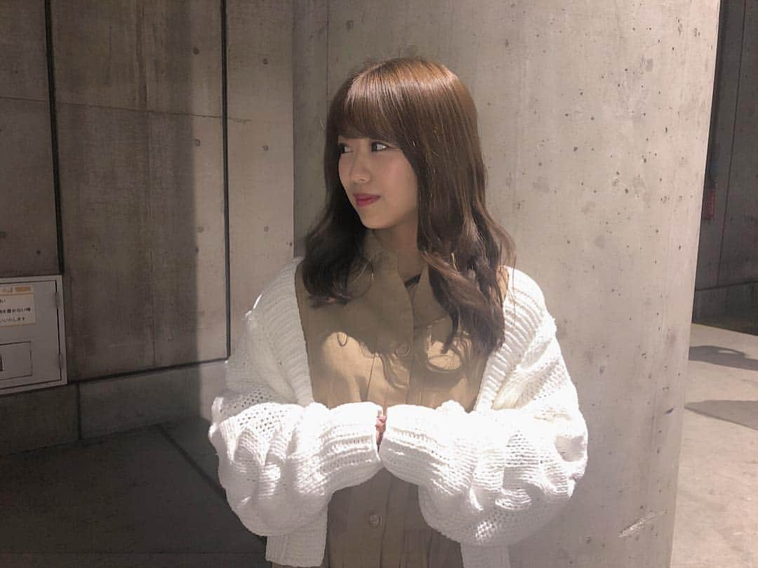 篠崎彩奈さんのインスタグラム写真 - (篠崎彩奈Instagram)「_ 握手会二日間ありがとうございました！帰り道寒い。 みんなも風邪ひかないようにね❤︎ . . 今日の私服は @u_dresser のワンピースだったのだけど、全身はまた載せます😚 カーディガンは @fray_id  #thanks #ootd」3月17日 22時13分 - ayana.s_official