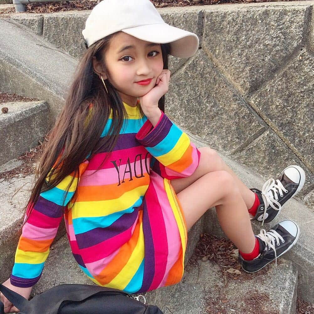 韓国子供服♡smilekids(すまいるきっず) さんのインスタグラム写真 - (韓国子供服♡smilekids(すまいるきっず) Instagram)「* * ☻ご覧頂き有難うございます☻ . . . 💛2019春夏新作🍂💛 . . . . ︎︎︎︎︎︎︎︎︎︎︎︎︎︎︎︎☑︎カラフルボーダーデザイン ワンピース販売中です♥  在庫わずかですが、販売中♥ 鮮やかなレインボーカラーが インスタ映え間違え無しです😌 . . . . ———————————————— ♡着画model みゆうᒼᑋªⁿ♡ ☺︎smilekid専属model☺︎ @miiiina0910  身長 125cm 22kg size140 ————————————————— . . web shop http://smilekids888.com/で販売しています← —————————————————— ★ゆうちょ振込での購入も可能です★ web shopより、在庫を確認後  商品名、サイズ、カラーをDMにて 連絡頂けると幸いです☺︎ 確認後のお返事になりますので お時間を頂く場合があります。 在庫が少ない場合や再入荷の人気商品は 取り置きが難しい事があります。 ご了承ください🥺 . . —————————————————— ご購入してくださった方へ✉️ @smilekids888 をタグ付けして投稿して頂いた方を ストーリーにて紹介させて頂きます😍  さらに‥抽選で‥ 毎月、５名様にお買い物で使えるクーポンを プレゼント🎁致します☺️ . 1等‥1.000円OFFクーポン(2名様) 2等‥500円OFFクーポン(3名様) . 沢山のタグ付けをお待ちしています😍  _________________________________________ . ☻webshopには.Instagramプロフより リンクでとべます✈︎✈︎✈︎ http://smilekids888.com/ . #熊本ママ #山鹿 #裏起毛 #韓国子供服 #格安#お洒落を発信 #熊本 #キッズコーデ #キッズ#キッズファッション  #ig_kids #kids_japan #ボーダー #kjp_ootd #今日の服 #kidsfashion #プチプラコーデ  #プチプラファッション #mamagirl #リンクコーデ#ママリ#smilekids #３歳#４歳#５歳#春#新作#カラフル」3月17日 22時14分 - smilekids888