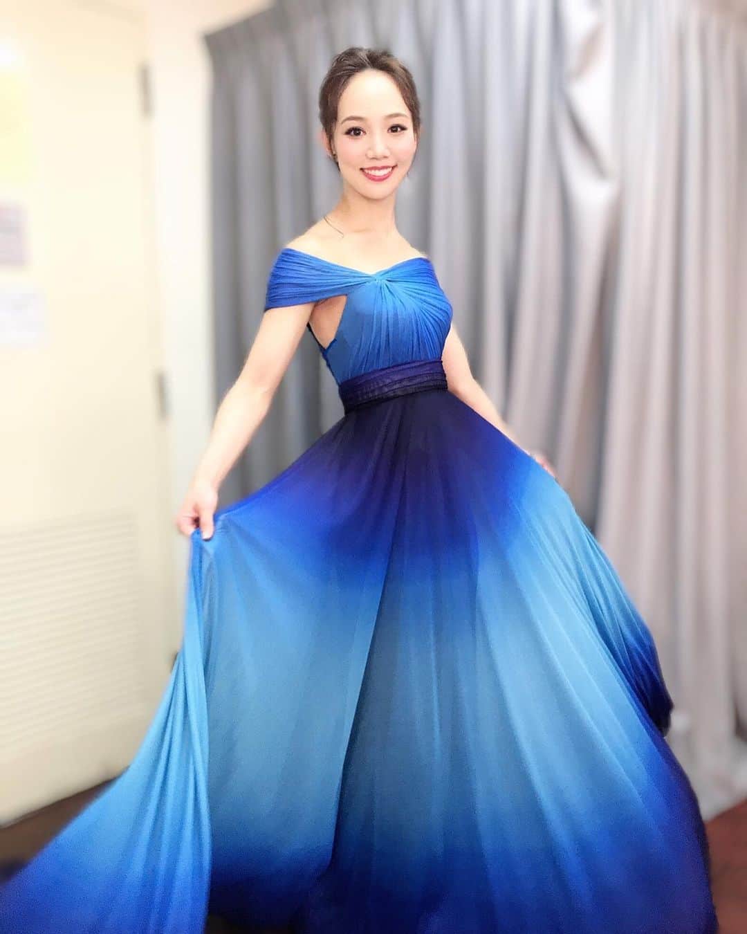 咲妃みゆのインスタグラム：「皆さま✨本日もお疲れ様です😌 . 中島みゆきリスペクトライブ2019「歌縁」in 新宿文化センター🌸 無事に終了致しました！ 私…未だに興奮冷めやらぬ状態です😭こんなにも素敵なライブに出演させて頂けた事に…ひたすら感謝です🍀✨ . 本番中、出番以外の時間は次々と紡がれていく名曲の数々を舞台袖で聴かせて頂いていました。もう…心を鷲掴みにされるとは正にこの事です😭💕中島みゆきさんの偉大さや、本日ご一緒させて頂いたアーティストの方々の素晴らしさを全身で感じ、感激の身震いが止まりませんでした！！！…“歌”の持つパワーは計り知れませんね。 . 3月24日は福岡市民会館にお邪魔いたします✨出演させて頂ける幸せ…噛み締めます😌 . 本日のお衣裳👗 ドレス：@tadashishoji_japan アクセサリー：@imac_jewelry 何て美しい…✨ . #中島みゆき さん #リスペクトライブ #2019 #歌縁 (うたえにし) #研ナオコ さん #ひとみ さん #クミコ さん #由紀さおり さん #藤澤ノリマサ さん #中村中 さん」