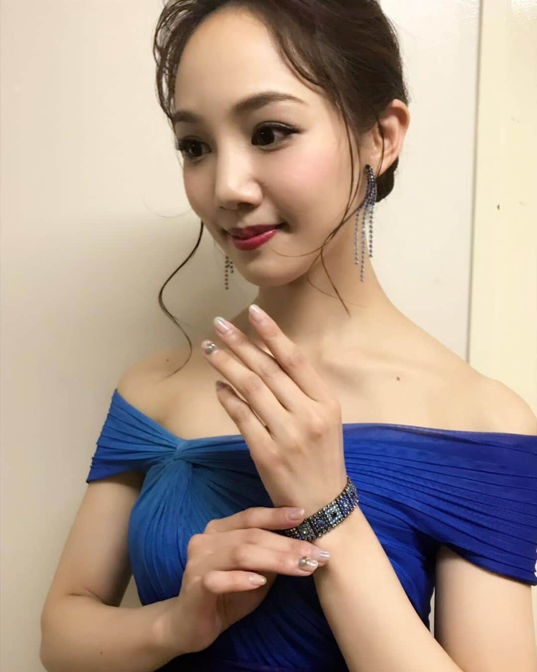 咲妃みゆさんのインスタグラム写真 - (咲妃みゆInstagram)「皆さま✨本日もお疲れ様です😌 . 中島みゆきリスペクトライブ2019「歌縁」in 新宿文化センター🌸 無事に終了致しました！ 私…未だに興奮冷めやらぬ状態です😭こんなにも素敵なライブに出演させて頂けた事に…ひたすら感謝です🍀✨ . 本番中、出番以外の時間は次々と紡がれていく名曲の数々を舞台袖で聴かせて頂いていました。もう…心を鷲掴みにされるとは正にこの事です😭💕中島みゆきさんの偉大さや、本日ご一緒させて頂いたアーティストの方々の素晴らしさを全身で感じ、感激の身震いが止まりませんでした！！！…“歌”の持つパワーは計り知れませんね。 . 3月24日は福岡市民会館にお邪魔いたします✨出演させて頂ける幸せ…噛み締めます😌 . 本日のお衣裳👗 ドレス：@tadashishoji_japan アクセサリー：@imac_jewelry 何て美しい…✨ . #中島みゆき さん #リスペクトライブ #2019 #歌縁 (うたえにし) #研ナオコ さん #ひとみ さん #クミコ さん #由紀さおり さん #藤澤ノリマサ さん #中村中 さん」3月17日 22時15分 - miyusakihi