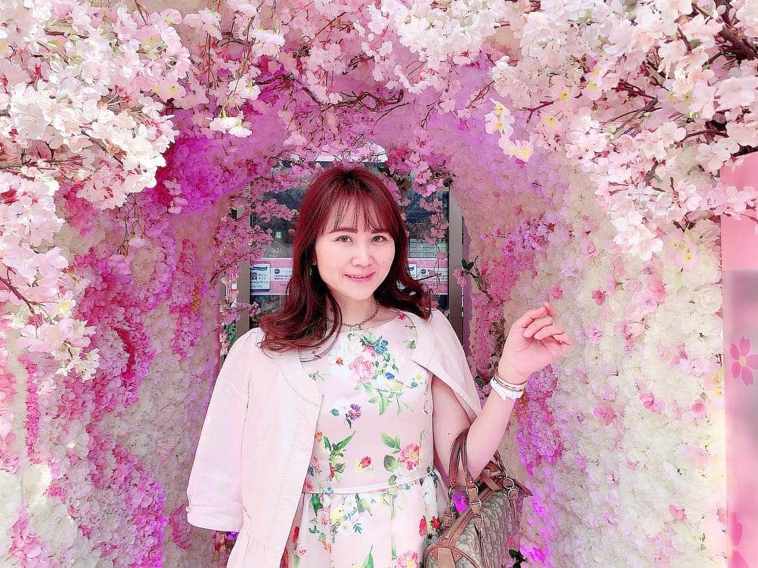 Miku Hirata 平田未来さんのインスタグラム写真 - (Miku Hirata 平田未来Instagram)「I can’t wait blooming 🌸 cherry blossoms 😆 街のあちこちで桜の開花の気分😘 * 可愛いスポットも目に入る❤️ 美肌のケアで、#サンダルフォン (@sandalphon_official )の、 ザモデルフェイスクリーム使ってるよ✨  https://sandalphon-beauty.com/shop/g/g60025/ * * 私の好きなピンクのパッケージで笑 テクスチャーは伸びがよく、スパチュラ付き✨香りはほのかにお花の香りがします🌷 見た目も良くて、なんとも大人チックな高級感があっていい！ * 3月後半も頑張りましょうー！ * #銀座デート #マロニエゲート銀座 #桜スポット #銀座カフェ巡り #可愛いスポット  #sandalphon #サンダルフォン #ザモデルフェイスクリーム #おすすめコスメ #お気に入りコスメ #小顔になりたい #モデル顔  #ホームケア大事 #sdpmodel #美肌効果抜群  #chesty #チェスティ #チェスティワンピース #チェスティコーデ #prideglide #diorbags #ママコーディネイト #男の子ママコーデ #旅行前 #いいね返し #いいねした人全員フォローする」3月17日 22時17分 - miku.hirata