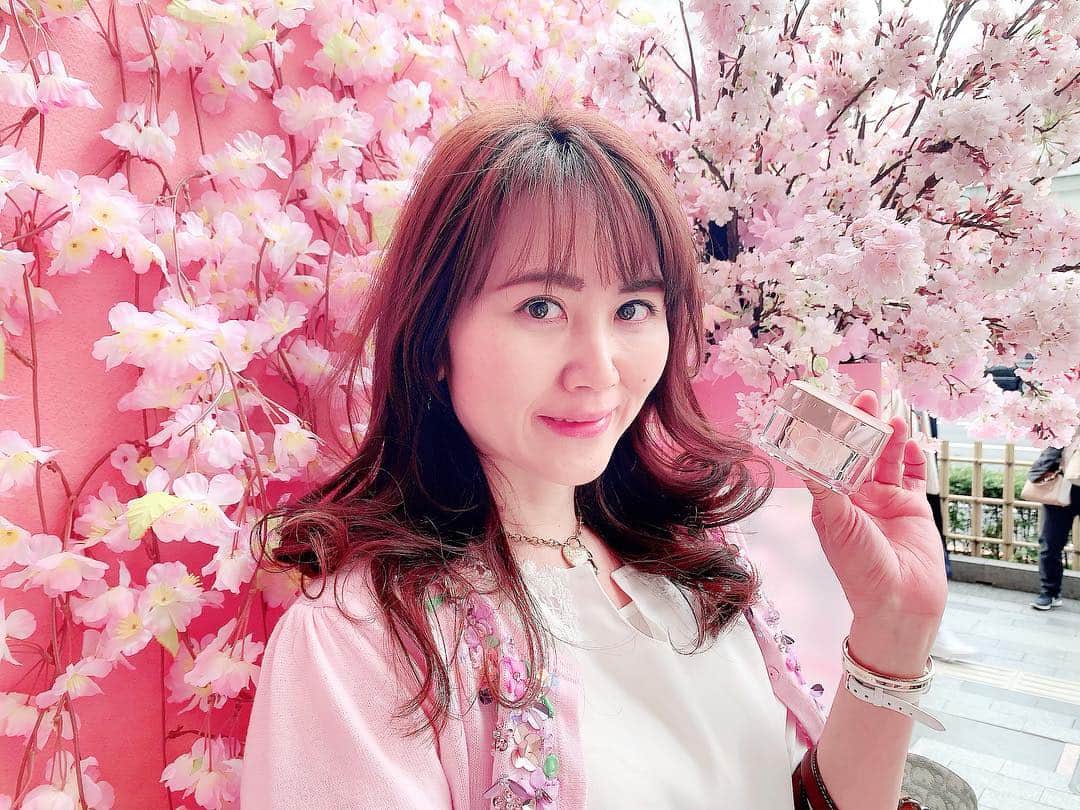 Miku Hirata 平田未来さんのインスタグラム写真 - (Miku Hirata 平田未来Instagram)「I can’t wait blooming 🌸 cherry blossoms 😆 街のあちこちで桜の開花の気分😘 * 可愛いスポットも目に入る❤️ 美肌のケアで、#サンダルフォン (@sandalphon_official )の、 ザモデルフェイスクリーム使ってるよ✨  https://sandalphon-beauty.com/shop/g/g60025/ * * 私の好きなピンクのパッケージで笑 テクスチャーは伸びがよく、スパチュラ付き✨香りはほのかにお花の香りがします🌷 見た目も良くて、なんとも大人チックな高級感があっていい！ * 3月後半も頑張りましょうー！ * #銀座デート #マロニエゲート銀座 #桜スポット #銀座カフェ巡り #可愛いスポット  #sandalphon #サンダルフォン #ザモデルフェイスクリーム #おすすめコスメ #お気に入りコスメ #小顔になりたい #モデル顔  #ホームケア大事 #sdpmodel #美肌効果抜群  #chesty #チェスティ #チェスティワンピース #チェスティコーデ #prideglide #diorbags #ママコーディネイト #男の子ママコーデ #旅行前 #いいね返し #いいねした人全員フォローする」3月17日 22時17分 - miku.hirata