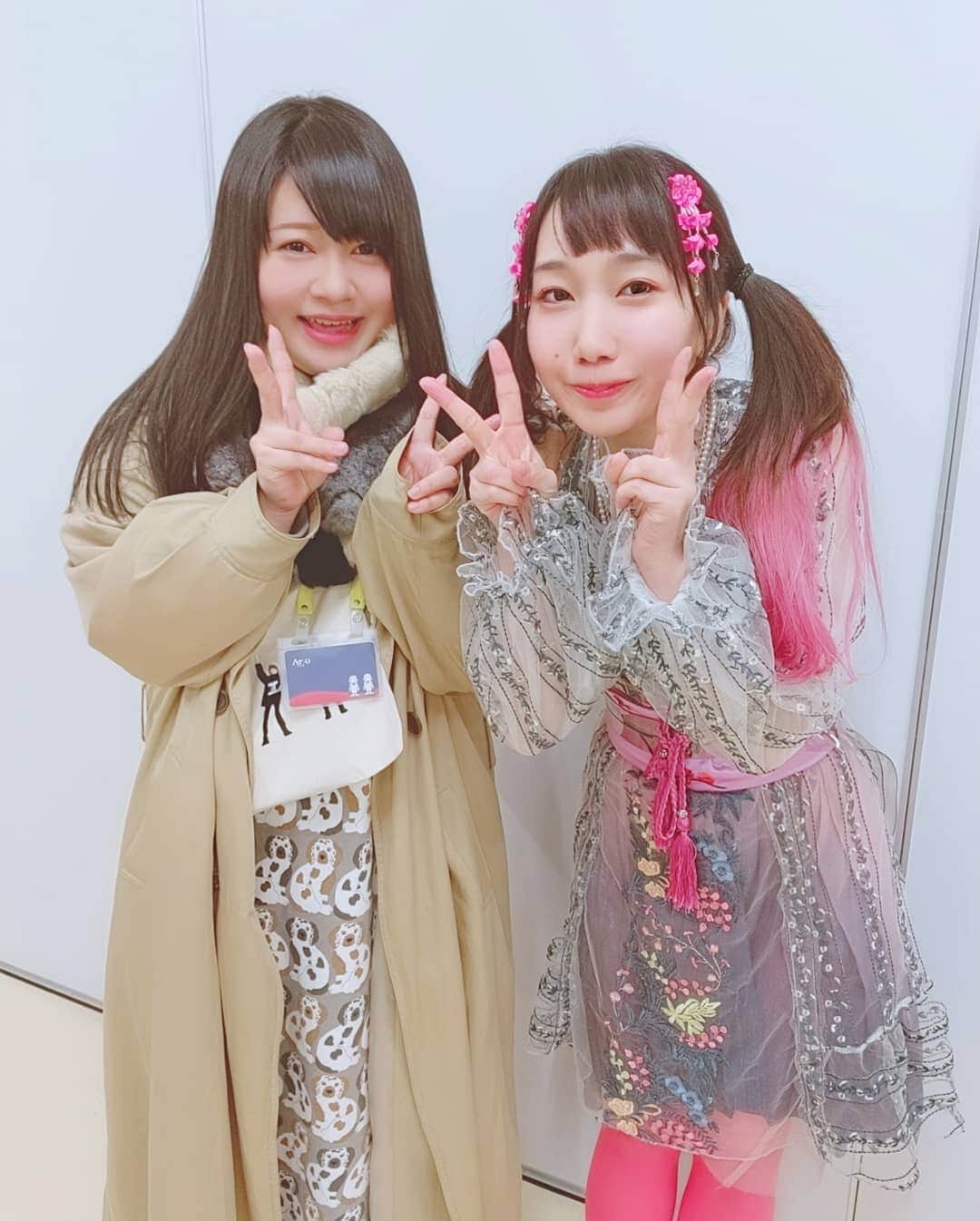 みさこのインスタグラム：「バンもん！ちゃんのサポートをしてくれていたポニキャンのまゆゆが、今日の柏でのリリースイベントでお仕事から離れ、卒業しちゃうという日でした😂ポニキャンで再メジャーデビューして一発目のシングルでもあった「キメマスター！」、まゆゆが好きで聴きたいなって言っていたのでセトリにも入れちゃった😂今日の1部では私の親も見守ってくれてたり地元感もすごく、軽く人生を振り返ってしまう日だったというか何というか…！😂凱旋っていいよなあ😂あー詳しくはブログで書くかなあ、またツアーでも帰って来ますよ柏！😂まゆゆ今まで本当にありがとう、立場は変わってもこれからも音楽を愛して音楽を演る人に愛されてね😂また笑顔で絶対会う、さくっとさくっとね😂2部、ステージいるまま目の前でアンコールもらって急遽追加させてもらった「NaMiDa」にて、アリオ柏の緑の敷地を使ってもんスターたちが作ってくれためっちゃ長いラインダンスの中へ、小さいまゆゆの手が引っ張られわっちゃわっちゃとみんなで踊ってくれたのを、おばあちゃんになっても「あのとき最高だった」ってまた振り返らせておくれ😂リリイベめっちゃ楽しい、これでまだアルバム出てないんだぜ、出たらどうなっちゃうのか😂楽しみ過ぎて怖いわい😂 #バンもんノーリミット #バンもんMAXXNAKAYOSHI」