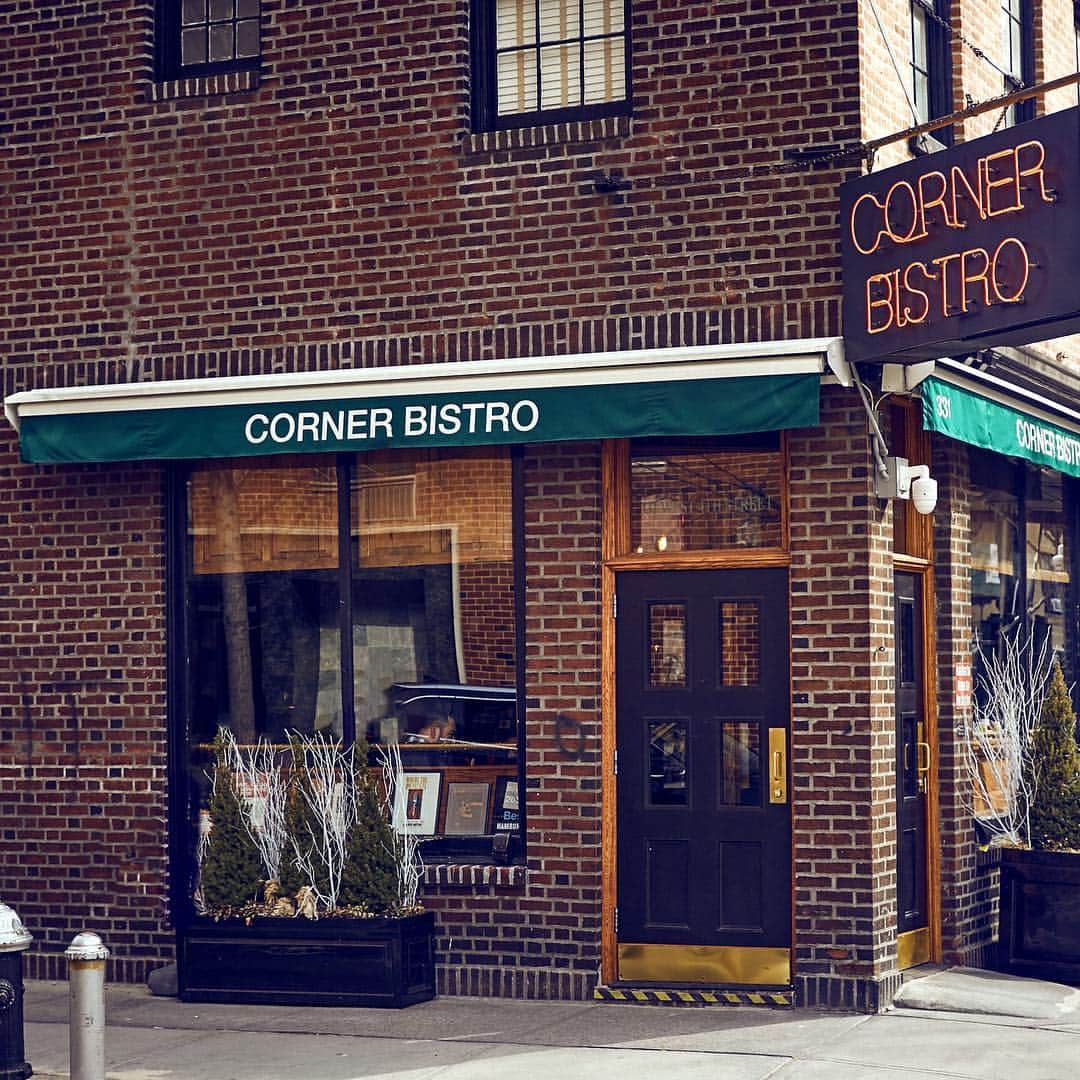 のインスタグラム：「As a personal favorite, Corner Bistro is my go-to spot for a cold beer and a stacked burger! Swipe to see what I ordered. 👊🏻TS」