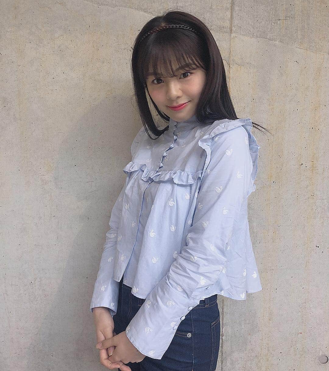 のインスタグラム：「* 握手会ありがとうございました とてもよい週末を過ごすことができました💎  今日は、もうほんとに好きすぎる @charles_chaton の ブラウスを着ました🦢🦢🦢 かたちも色も、かわいい、、 ただアイロンめっちゃかけたのに すぐシワ寄ってしまって それが今日イチ悲しかった😢  はやくブラウス1枚でも お出かけできるくらい あったかくなってほしいです🌷 #321_code」