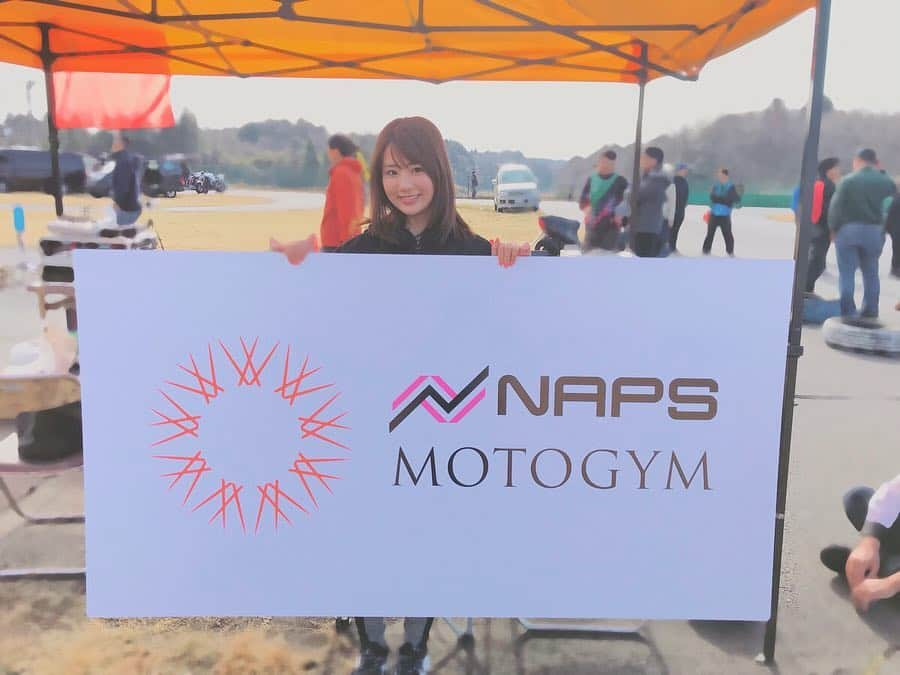 平嶋夏海さんのインスタグラム写真 - (平嶋夏海Instagram)「『NAPS MOTOGYM』ゲストとして出演しますが、実際に自分のバイクでも走ります🏍 ぜひ見に来てください👍 💛NAPS MOTOGYM(ナップスモトジム)とは💛 スラローム競技の一種「ジムカーナ」をメインとしたバトルエンターテイメント。 ツインコースで一騎討ち！誰もが勝敗の分かりやすい魅せるジムカーナ！ メーカーのブース出展など様々なコンテンツを用意した“ライダーのためのお祭り” 💗2019年4月14日（日） 10：00～16：00（予定） ※雨天決行、荒天の場合は中止となります 🧡大磯ロングビーチ　第一、第二、第三駐車場 （神奈川県中郡大磯町国府本郷546） ※お車の駐車場はご用意しておりません 💜 主なイベント ・モトジム競技 ・メーカーブース出展 ・メーカーブース販売 ・カスタム車両展示 ・モトモト撮影会 in ナップスMOTOGYM 2019 #バイク女子 #平嶋二輪 #モトジムカーナ #ジムカーナ #motogym」3月17日 22時21分 - natsuminsta528