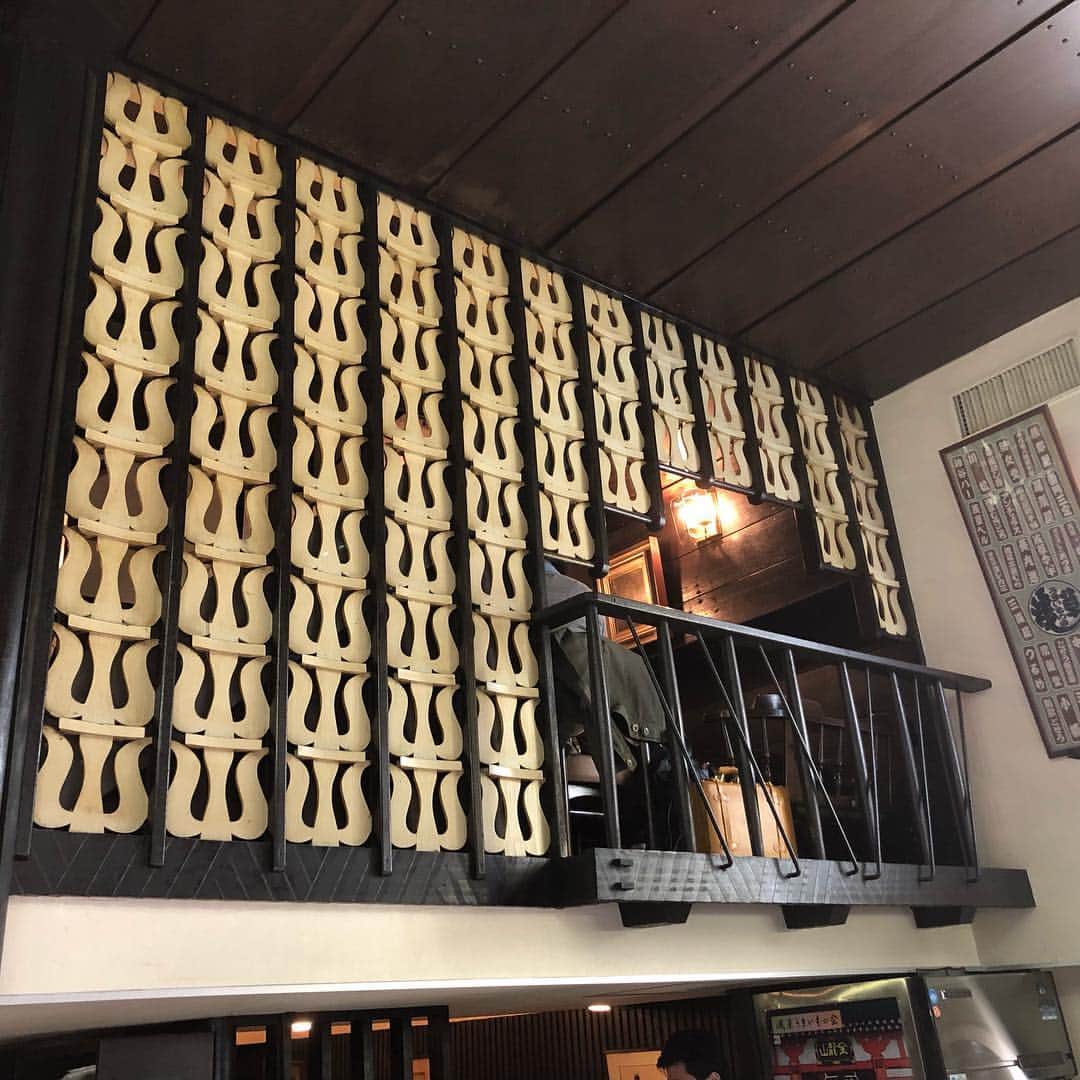 村井美樹さんのインスタグラム写真 - (村井美樹Instagram)「浅草の老舗喫茶店「アンヂェラス」。 . 昭和21年に創業して以来、70年以上に渡って長く愛されてきた喫茶店ですが、建物の老朽化で、今日3月17日に閉店してしまいました。 . ヨーロッパの山小屋風のレトロな建物が好きだったなぁ。 . 昭和21年というと、まだ戦後まもない頃。当時は相当ハイカラな建物だったんでしょうね。 . 店内もハトのレリーフの壁や、木の装飾があちこちに施されています。 . クラシカルな中に素朴なあたたかさがあって、ゆったり時が流れています。 . 椅子やテーブルは先代のオーナーがデザインされたそう。 . 椅子の背もたれの先端部分は…こけし？！ これはこけし工人さんが手がけたんだとか。 . 以前は、わりと近くに住んでいて、訪れるチャンスはいくらでもあったのに、一度きりしか行ってなかったんだよなぁ。 . あの時はなくなってしまうなんて思いもしなかったけど、もっとたくさん行っておけば良かった…😭 . 閉店するということで、かなり混んでいましたが、最後にもう一度訪れて、雰囲気を味わうことができてよかったです。 . #アンヂェラス #アンヂェラス閉店 #さようなら #レトロ喫茶 #レトロ喫茶店 #浅草 #純喫茶コレクション #山小屋風」3月17日 22時28分 - miki_murai_