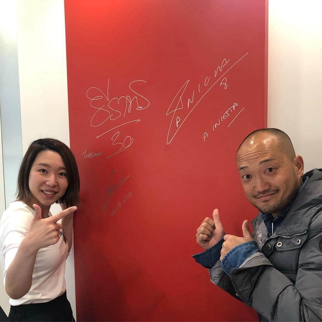 石原孝尚さんのインスタグラム写真 - (石原孝尚Instagram)「今日は神戸。 INACの監督時代、毎週、試合前に髪を切ってもらってたスタイリストさん。 アウェイゲームの前は木曜にお店に行くことがあって木曜は彼女は休みだったけど、試合のスケジュールを確認して僕が来る日をチェックしてくれて僕の予約の時間だけ来ていてくれた素敵な人です。 当時、ストレスぱんぱんだった僕にフェイシャルと頭皮マッサージを両方やると値段的に高いからハーフ&ハーフでやってくれたり。  こないだ会ったときに、神戸にイニエスタが来たねって話をしてて「石エスタからイニエスタもやっちゃえば」って冗談で話してたらほんとにイニエスタがお店に来てるいう笑  ヴィッセルの試合も見れました。」3月17日 22時25分 - taka_ishihara