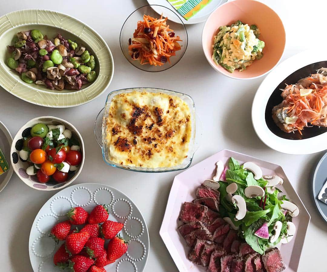 HALCALIさんのインスタグラム写真 - (HALCALIInstagram)「今日は久々にいっぱいご飯作った👩🏻‍🍳簡単なのばっかりだけど🙈お気に入りのお皿達にタグ付けしました♡(ストーリーに質問あったグレーのお皿はミナペルホネンのタンバリンだよ🎼)食べてもらう前ってバタバタしてなかなか写真上手に撮れない🙈 🍽里芋と鶏ひき肉のグラタン 🍽牛モモのタリアータ 🍽鯖のエスカベッシュ 🍽ホタルイカとそら豆のペペロンチーノ 🍽キャロットラペ 🍽菜の花と卵のサラダ 🍽カプレーゼ #cali飯 #おもてなし #家ご飯」3月17日 22時23分 - yucali_halcali