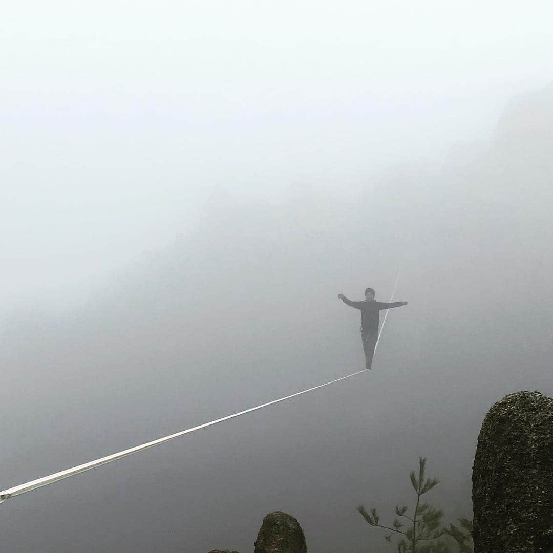 大杉徹さんのインスタグラム写真 - (大杉徹Instagram)「雨霰に打たれたウェビングは重く。 寒風に体温を奪われた身体はゆうことをきかず最悪のコンディションでした。 しかし、立ち籠める濃霧で貴重なハイラインが体験できました。ごちそうさまでした。  #slacklineresearch #slacktivity #gibbonslacklines #skinners #slackline #slacklife #highline #longline #rocksclimbinggym #heavyjapan #健康壱番館 #スラックライン #ハイライン #ロングライン #スラックラインリサーチ #ギボン #スラックティビティ #栗東スラックラインクラブ」3月17日 22時24分 - toru_gappai_osugi