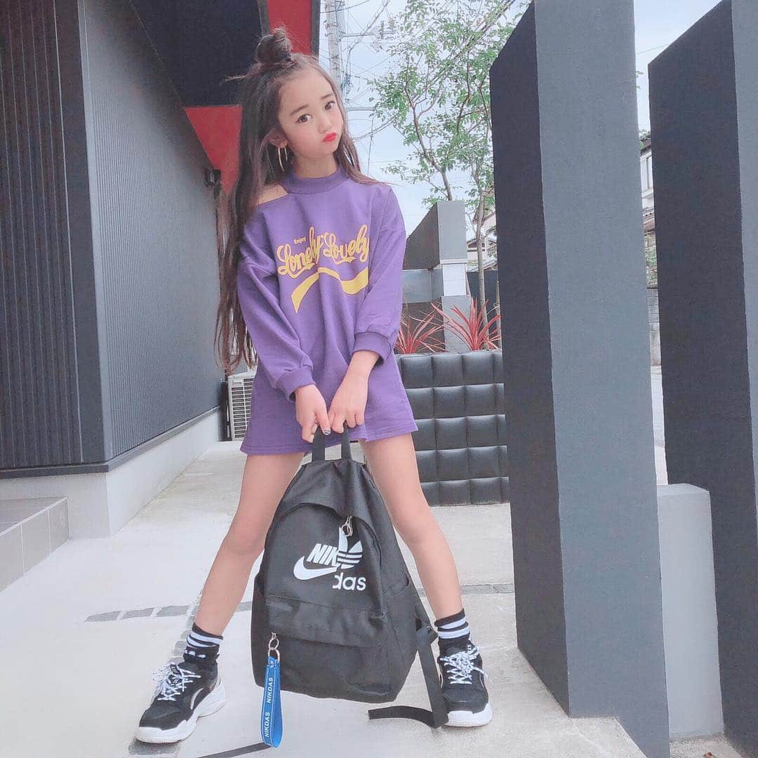 韓国子供服♡smilekids(すまいるきっず) さんのインスタグラム写真 - (韓国子供服♡smilekids(すまいるきっず) Instagram)「* * ☻ご覧頂き有難うございます☻ . . . ︎︎︎︎︎︎︎︎☑︎肩開きﾃﾞｻﾞｲﾝが可愛い 英字ミニ丈ワンピース 完売中です♥ ﾃﾞｻﾞｲﾝがとっても可愛いく 1枚で､ｲﾝﾊﾟｸﾄ大🙆🏻‍♀️です✨ これからの時期に使える ﾏｽﾄｱｲﾃﾑです♥ 再入荷検討しています😌 . . ☺︎着画model もかᒼᑋªⁿ☺︎ ☺︎smilekids monitor model☺︎ @micky.kira  身長:133cm 体重:25kg size:140 . . . ————————————————— . . web shop http://smilekids888.com/で販売しています← —————————————————— ★ゆうちょ振込での購入も可能です★ web shopより、在庫を確認後  商品名、サイズ、カラーをDMにて 連絡頂けると幸いです☺︎ 確認後のお返事になりますので お時間を頂く場合があります。 在庫が少ない場合や再入荷の人気商品は 取り置きが難しい事があります。 ご了承ください🥺 . . —————————————————— ご購入してくださった方へ✉️ @smilekids888 をタグ付けして投稿して頂いた方を ストーリーにて紹介させて頂きます😍  さらに‥抽選で‥ 毎月、５名様にお買い物で使えるクーポンを プレゼント🎁致します☺️ . 1等‥1.000円OFFクーポン(2名様) 2等‥500円OFFクーポン(3名様) . 沢山のタグ付けをお待ちしています😍  ____________________________________ . . . . . . . ☻webshopには.Instagramプロフより リンクでとべます✈︎✈︎✈︎ . . . . #熊本ママ #山鹿 #webshop #韓国子供服 #格安#お洒落さんと繋がりたい  #熊本 #キッズコーデ #裏起毛#キッズファッション  #ig_kids #kids_japan #親バカ部  #kjp_ootd #今日の服 #kidsfashion #プチプラコーデ  #プチプラファッション #mamagirl #リンクコーデ#ママリ#smilekids #３歳#４歳#５歳#春#卒園生#入学式」3月17日 22時27分 - smilekids888