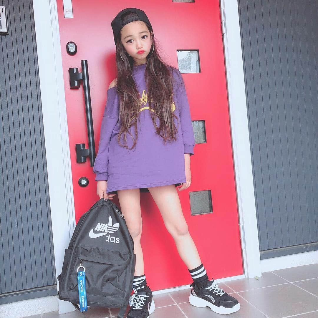 韓国子供服♡smilekids(すまいるきっず) さんのインスタグラム写真 - (韓国子供服♡smilekids(すまいるきっず) Instagram)「* * ☻ご覧頂き有難うございます☻ . . . ︎︎︎︎︎︎︎︎☑︎肩開きﾃﾞｻﾞｲﾝが可愛い 英字ミニ丈ワンピース 完売中です♥ ﾃﾞｻﾞｲﾝがとっても可愛いく 1枚で､ｲﾝﾊﾟｸﾄ大🙆🏻‍♀️です✨ これからの時期に使える ﾏｽﾄｱｲﾃﾑです♥ 再入荷検討しています😌 . . ☺︎着画model もかᒼᑋªⁿ☺︎ ☺︎smilekids monitor model☺︎ @micky.kira  身長:133cm 体重:25kg size:140 . . . ————————————————— . . web shop http://smilekids888.com/で販売しています← —————————————————— ★ゆうちょ振込での購入も可能です★ web shopより、在庫を確認後  商品名、サイズ、カラーをDMにて 連絡頂けると幸いです☺︎ 確認後のお返事になりますので お時間を頂く場合があります。 在庫が少ない場合や再入荷の人気商品は 取り置きが難しい事があります。 ご了承ください🥺 . . —————————————————— ご購入してくださった方へ✉️ @smilekids888 をタグ付けして投稿して頂いた方を ストーリーにて紹介させて頂きます😍  さらに‥抽選で‥ 毎月、５名様にお買い物で使えるクーポンを プレゼント🎁致します☺️ . 1等‥1.000円OFFクーポン(2名様) 2等‥500円OFFクーポン(3名様) . 沢山のタグ付けをお待ちしています😍  ____________________________________ . . . . . . . ☻webshopには.Instagramプロフより リンクでとべます✈︎✈︎✈︎ . . . . #熊本ママ #山鹿 #webshop #韓国子供服 #格安#お洒落さんと繋がりたい  #熊本 #キッズコーデ #裏起毛#キッズファッション  #ig_kids #kids_japan #親バカ部  #kjp_ootd #今日の服 #kidsfashion #プチプラコーデ  #プチプラファッション #mamagirl #リンクコーデ#ママリ#smilekids #３歳#４歳#５歳#春#卒園生#入学式」3月17日 22時27分 - smilekids888