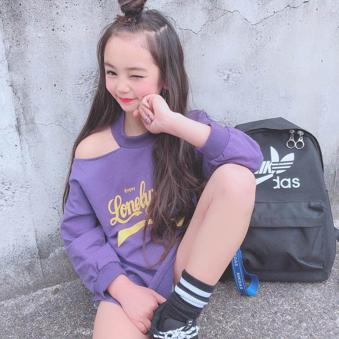 韓国子供服♡smilekids(すまいるきっず) さんのインスタグラム写真 - (韓国子供服♡smilekids(すまいるきっず) Instagram)「* * ☻ご覧頂き有難うございます☻ . . . ︎︎︎︎︎︎︎︎☑︎肩開きﾃﾞｻﾞｲﾝが可愛い 英字ミニ丈ワンピース 完売中です♥ ﾃﾞｻﾞｲﾝがとっても可愛いく 1枚で､ｲﾝﾊﾟｸﾄ大🙆🏻‍♀️です✨ これからの時期に使える ﾏｽﾄｱｲﾃﾑです♥ 再入荷検討しています😌 . . ☺︎着画model もかᒼᑋªⁿ☺︎ ☺︎smilekids monitor model☺︎ @micky.kira  身長:133cm 体重:25kg size:140 . . . ————————————————— . . web shop http://smilekids888.com/で販売しています← —————————————————— ★ゆうちょ振込での購入も可能です★ web shopより、在庫を確認後  商品名、サイズ、カラーをDMにて 連絡頂けると幸いです☺︎ 確認後のお返事になりますので お時間を頂く場合があります。 在庫が少ない場合や再入荷の人気商品は 取り置きが難しい事があります。 ご了承ください🥺 . . —————————————————— ご購入してくださった方へ✉️ @smilekids888 をタグ付けして投稿して頂いた方を ストーリーにて紹介させて頂きます😍  さらに‥抽選で‥ 毎月、５名様にお買い物で使えるクーポンを プレゼント🎁致します☺️ . 1等‥1.000円OFFクーポン(2名様) 2等‥500円OFFクーポン(3名様) . 沢山のタグ付けをお待ちしています😍  ____________________________________ . . . . . . . ☻webshopには.Instagramプロフより リンクでとべます✈︎✈︎✈︎ . . . . #熊本ママ #山鹿 #webshop #韓国子供服 #格安#お洒落さんと繋がりたい  #熊本 #キッズコーデ #裏起毛#キッズファッション  #ig_kids #kids_japan #親バカ部  #kjp_ootd #今日の服 #kidsfashion #プチプラコーデ  #プチプラファッション #mamagirl #リンクコーデ#ママリ#smilekids #３歳#４歳#５歳#春#卒園生#入学式」3月17日 22時27分 - smilekids888