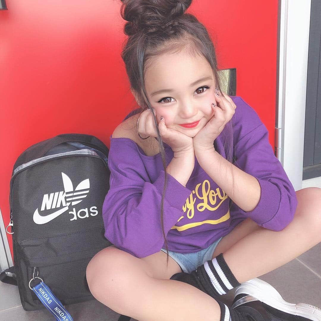 韓国子供服♡smilekids(すまいるきっず) さんのインスタグラム写真 - (韓国子供服♡smilekids(すまいるきっず) Instagram)「* * ☻ご覧頂き有難うございます☻ . . . ︎︎︎︎︎︎︎︎☑︎肩開きﾃﾞｻﾞｲﾝが可愛い 英字ミニ丈ワンピース 完売中です♥ ﾃﾞｻﾞｲﾝがとっても可愛いく 1枚で､ｲﾝﾊﾟｸﾄ大🙆🏻‍♀️です✨ これからの時期に使える ﾏｽﾄｱｲﾃﾑです♥ 再入荷検討しています😌 . . ☺︎着画model もかᒼᑋªⁿ☺︎ ☺︎smilekids monitor model☺︎ @micky.kira  身長:133cm 体重:25kg size:140 . . . ————————————————— . . web shop http://smilekids888.com/で販売しています← —————————————————— ★ゆうちょ振込での購入も可能です★ web shopより、在庫を確認後  商品名、サイズ、カラーをDMにて 連絡頂けると幸いです☺︎ 確認後のお返事になりますので お時間を頂く場合があります。 在庫が少ない場合や再入荷の人気商品は 取り置きが難しい事があります。 ご了承ください🥺 . . —————————————————— ご購入してくださった方へ✉️ @smilekids888 をタグ付けして投稿して頂いた方を ストーリーにて紹介させて頂きます😍  さらに‥抽選で‥ 毎月、５名様にお買い物で使えるクーポンを プレゼント🎁致します☺️ . 1等‥1.000円OFFクーポン(2名様) 2等‥500円OFFクーポン(3名様) . 沢山のタグ付けをお待ちしています😍  ____________________________________ . . . . . . . ☻webshopには.Instagramプロフより リンクでとべます✈︎✈︎✈︎ . . . . #熊本ママ #山鹿 #webshop #韓国子供服 #格安#お洒落さんと繋がりたい  #熊本 #キッズコーデ #裏起毛#キッズファッション  #ig_kids #kids_japan #親バカ部  #kjp_ootd #今日の服 #kidsfashion #プチプラコーデ  #プチプラファッション #mamagirl #リンクコーデ#ママリ#smilekids #３歳#４歳#５歳#春#卒園生#入学式」3月17日 22時27分 - smilekids888